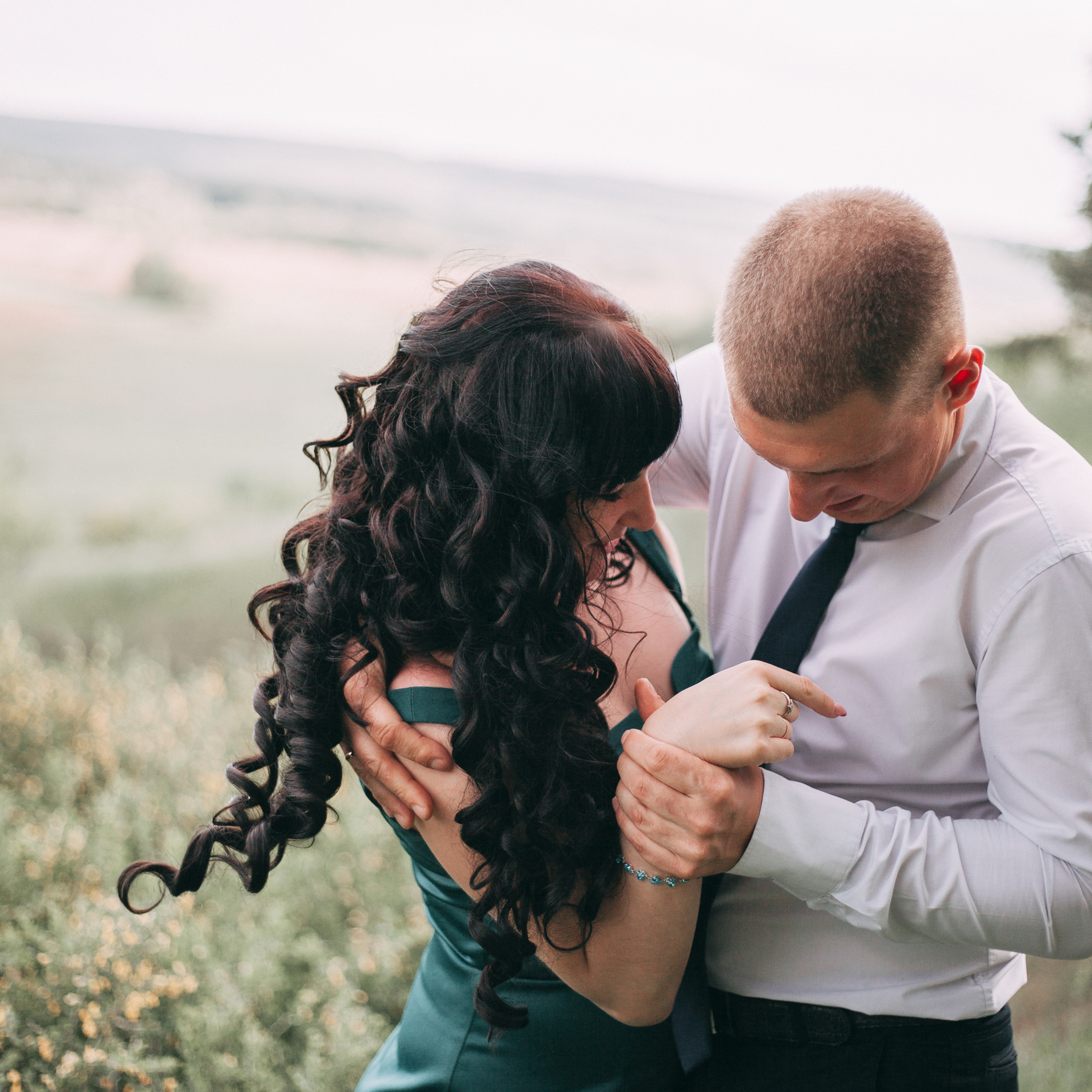 любить и смеяться.