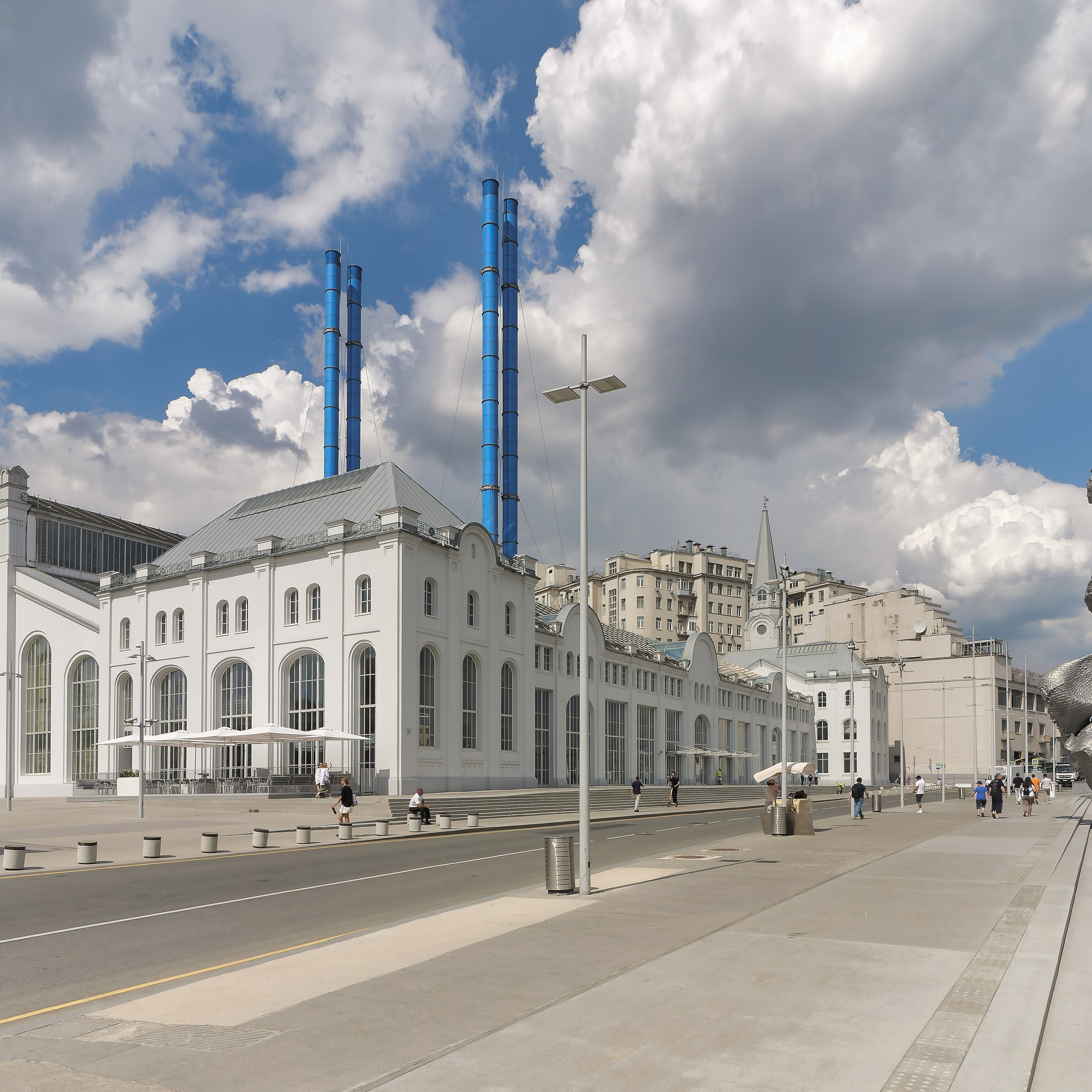 Картинки с острова между Берсеневской и Якиманской набережными Москвы-реки.