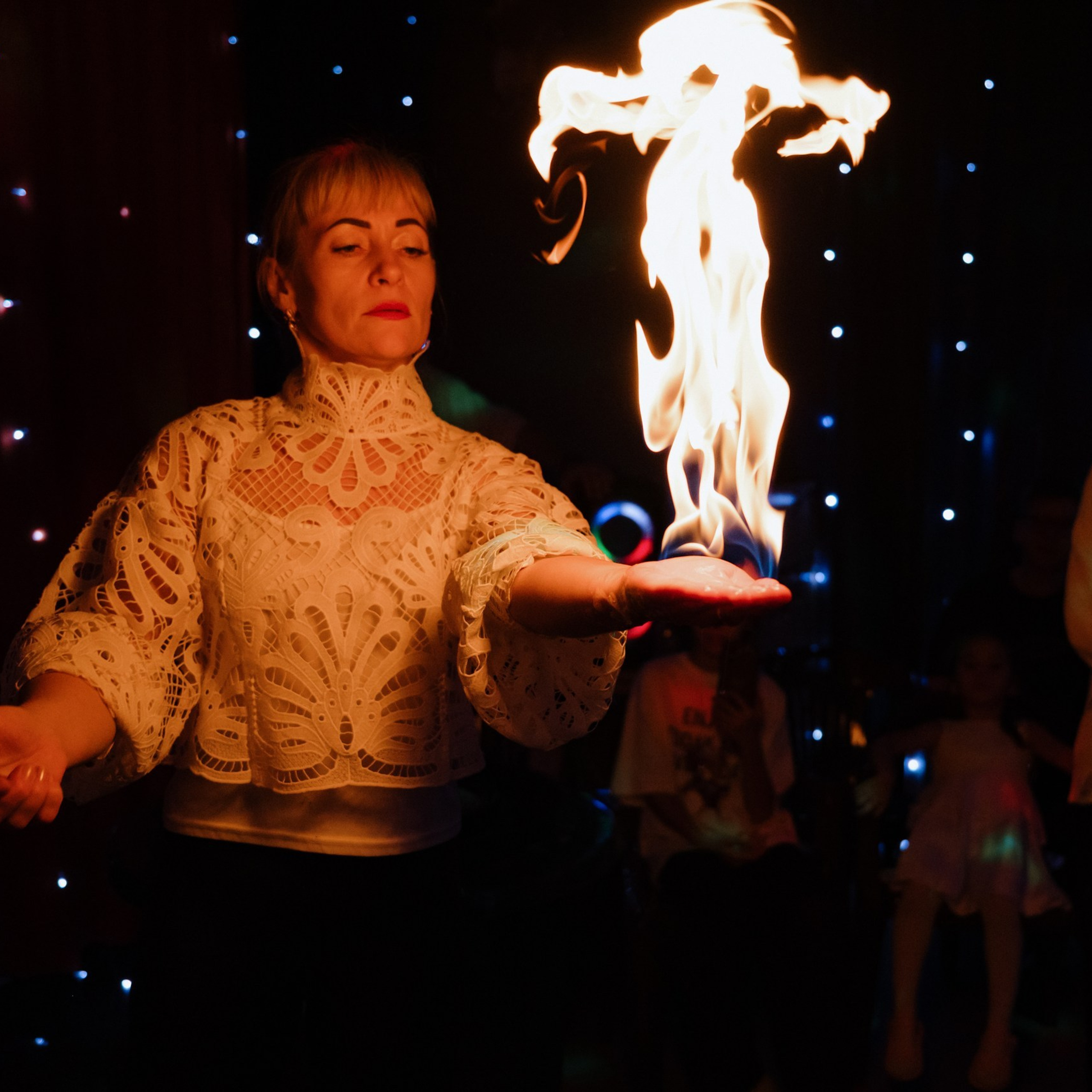 Ведущая Елена