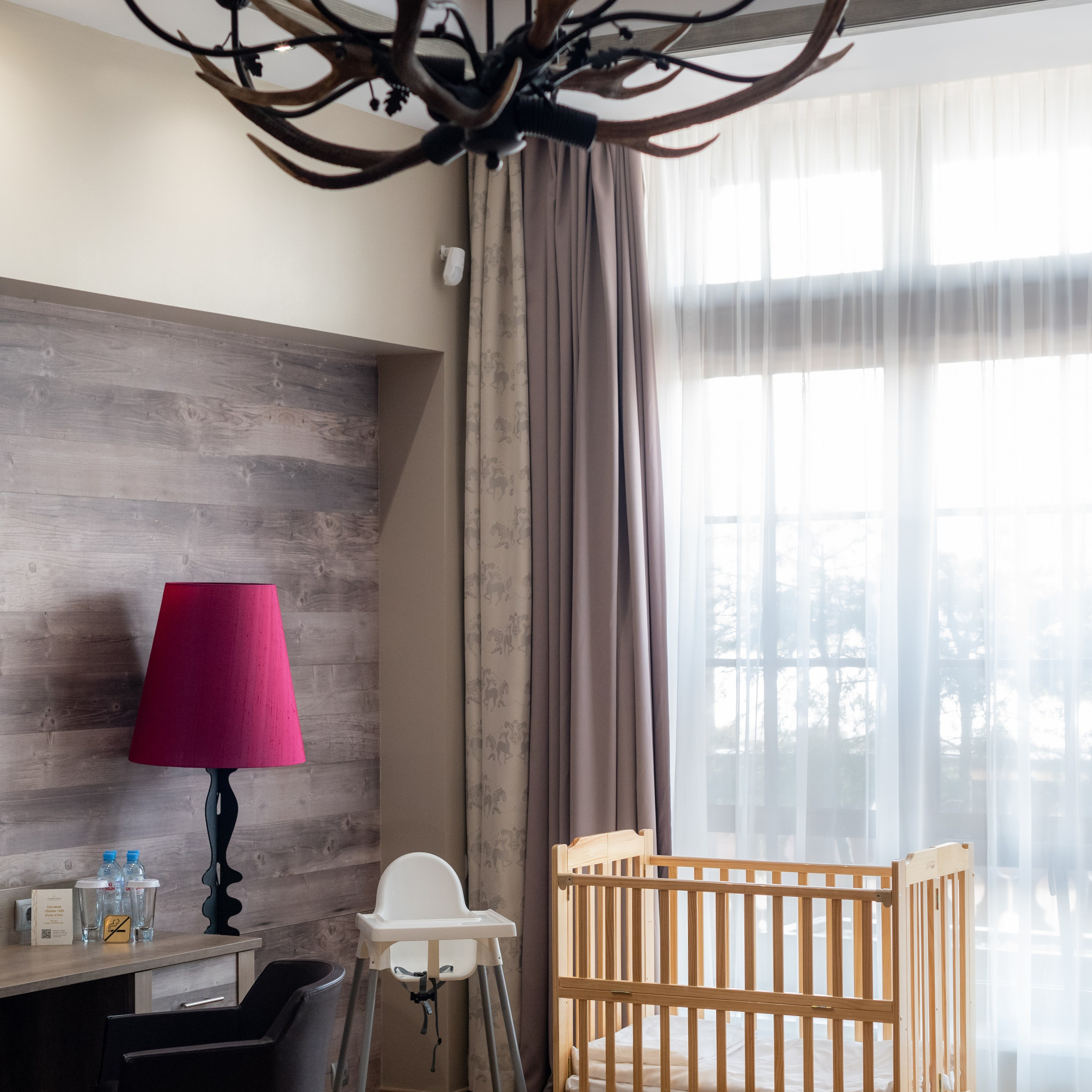 Номер полулюкс в отеле 1389 Газпром Поляна с детскими принадлежностями