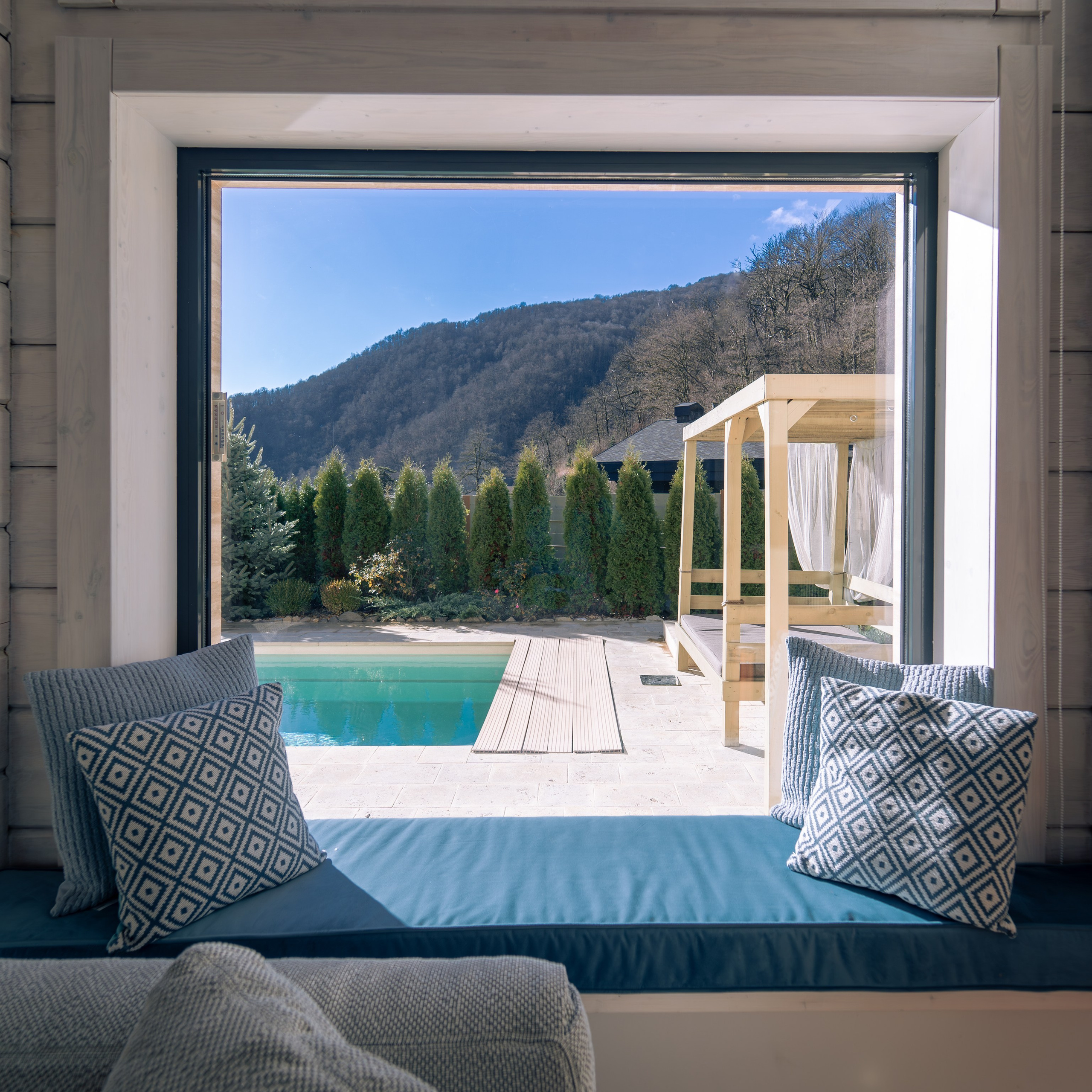 Загородный дом в стиле Шале белый — экстерьер