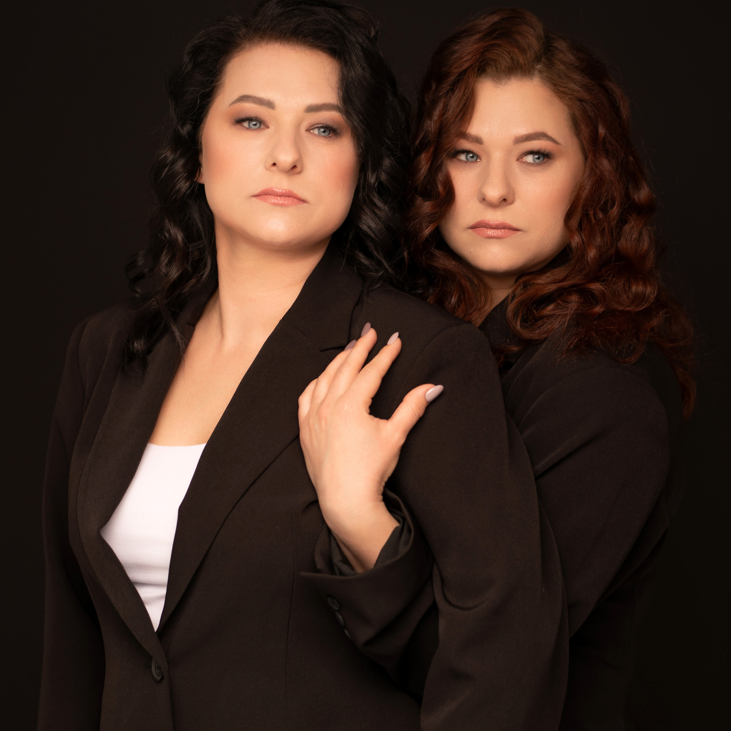 Сестры близнецы