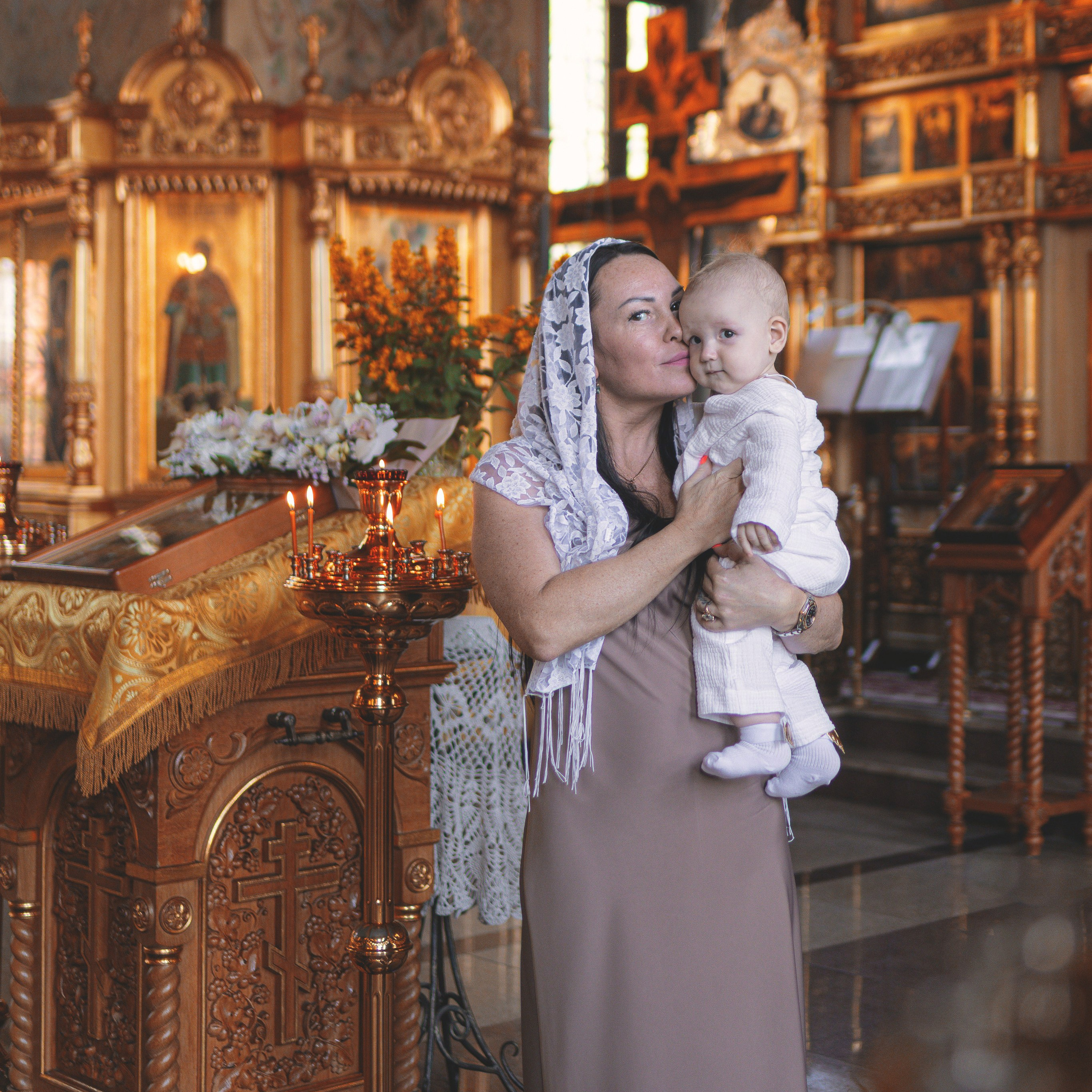 Светлые и душевные фотографии с крещения в Церкви Николая Чудотворца в Ангелово. Семейный фотограф в Москве 📸