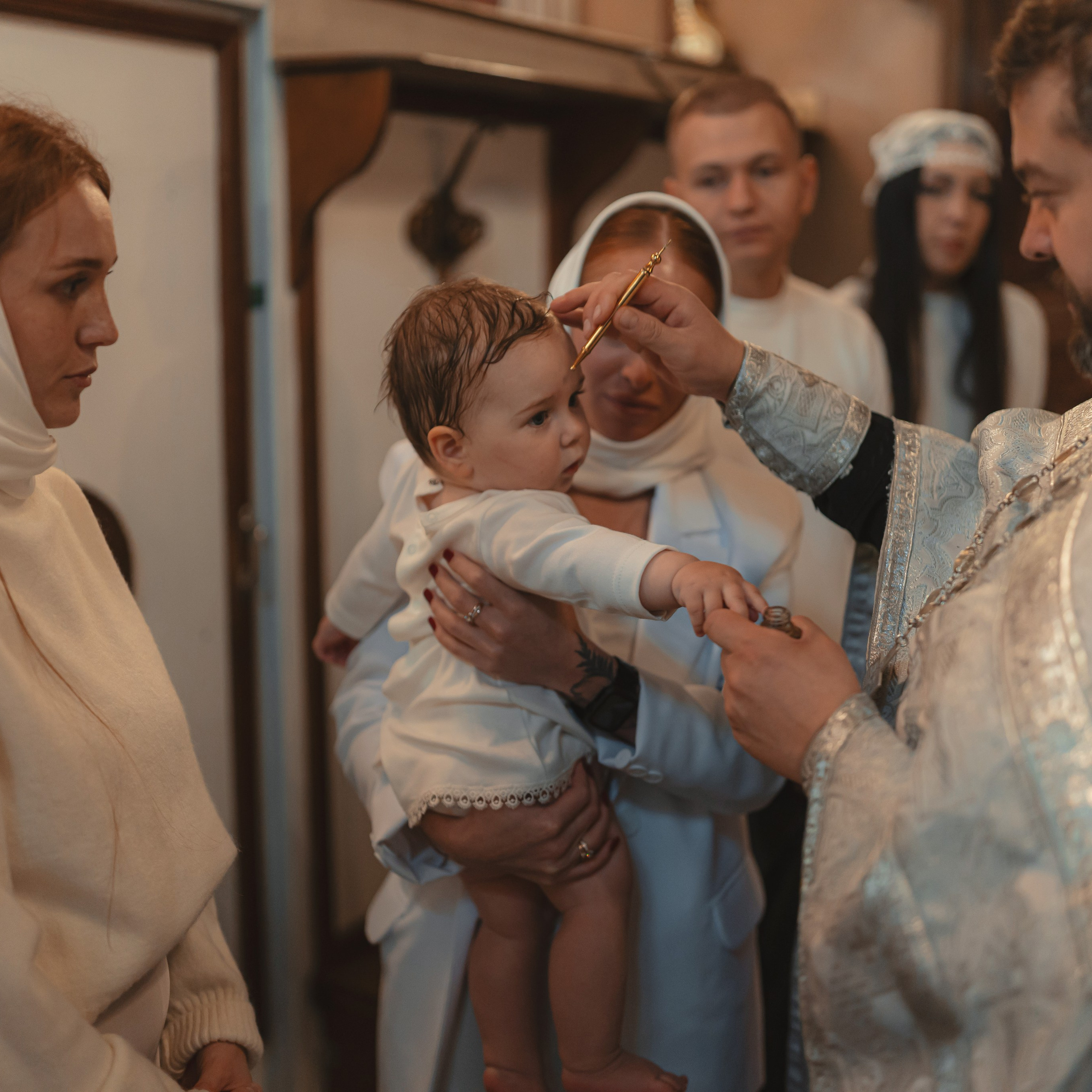 Крещение девочки в Храме Воскресения Словущего в Даниловской Слободе. Семейный фотограф в Москве 📸