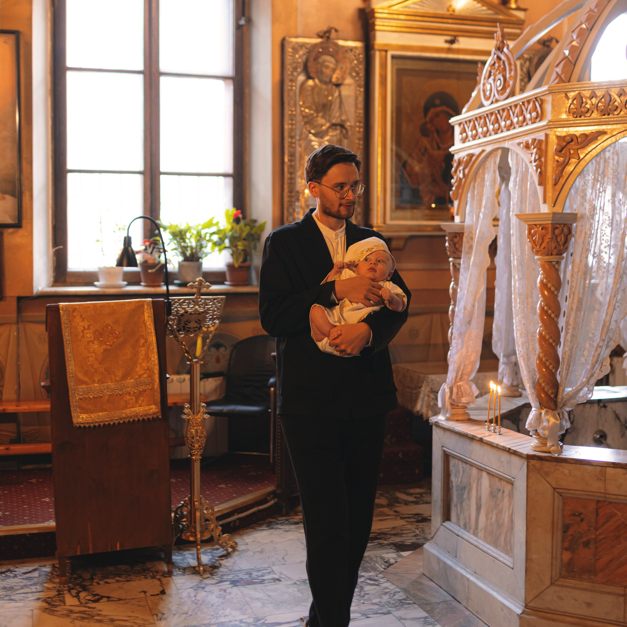 Трогательные фотографии с крещения малыша в Храме Воскресения Словущего в Даниловской Слободе. Семейный фотограф в Москве 📸