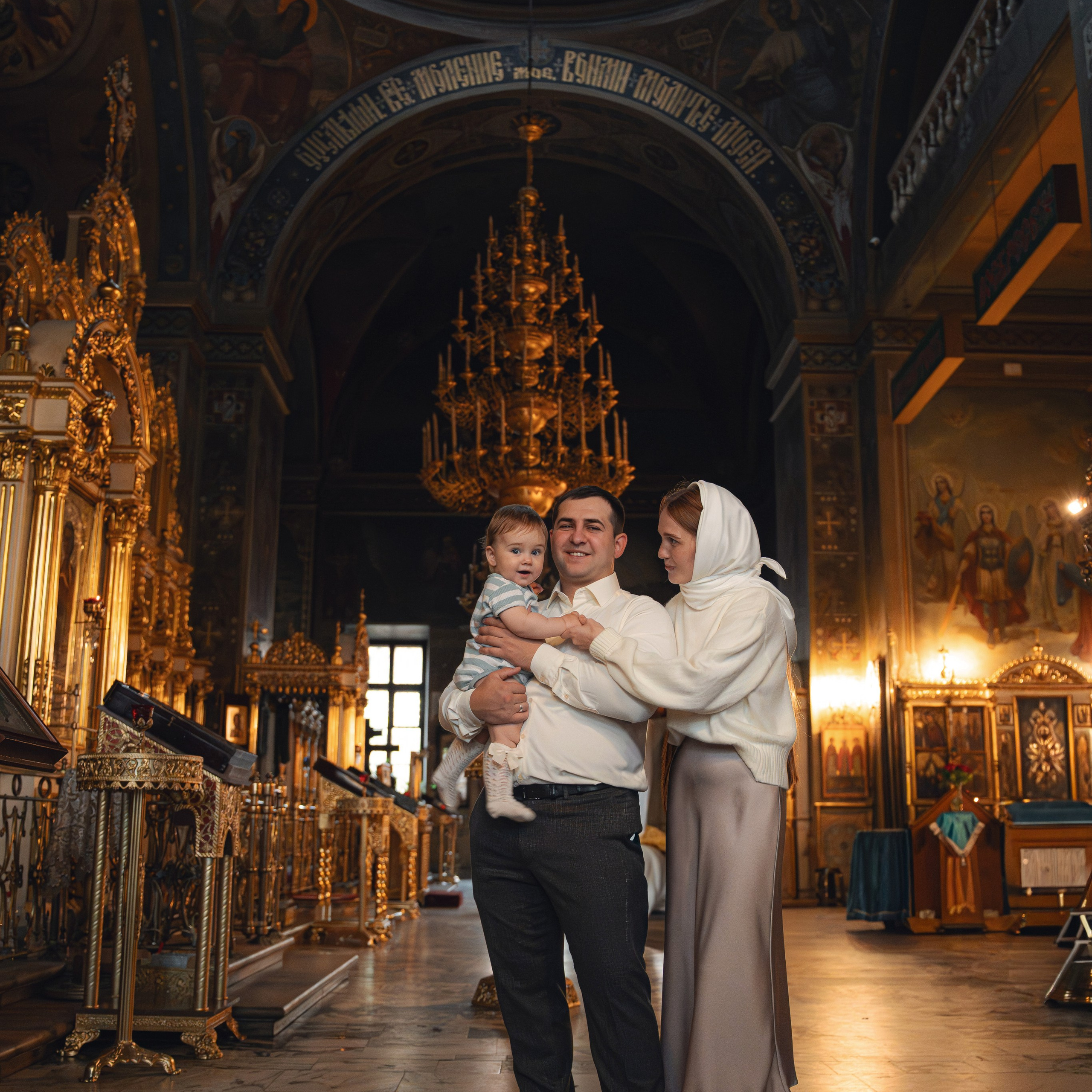 Крещение девочки в Храме Воскресения Словущего в Даниловской Слободе. Семейный фотограф в Москве 📸