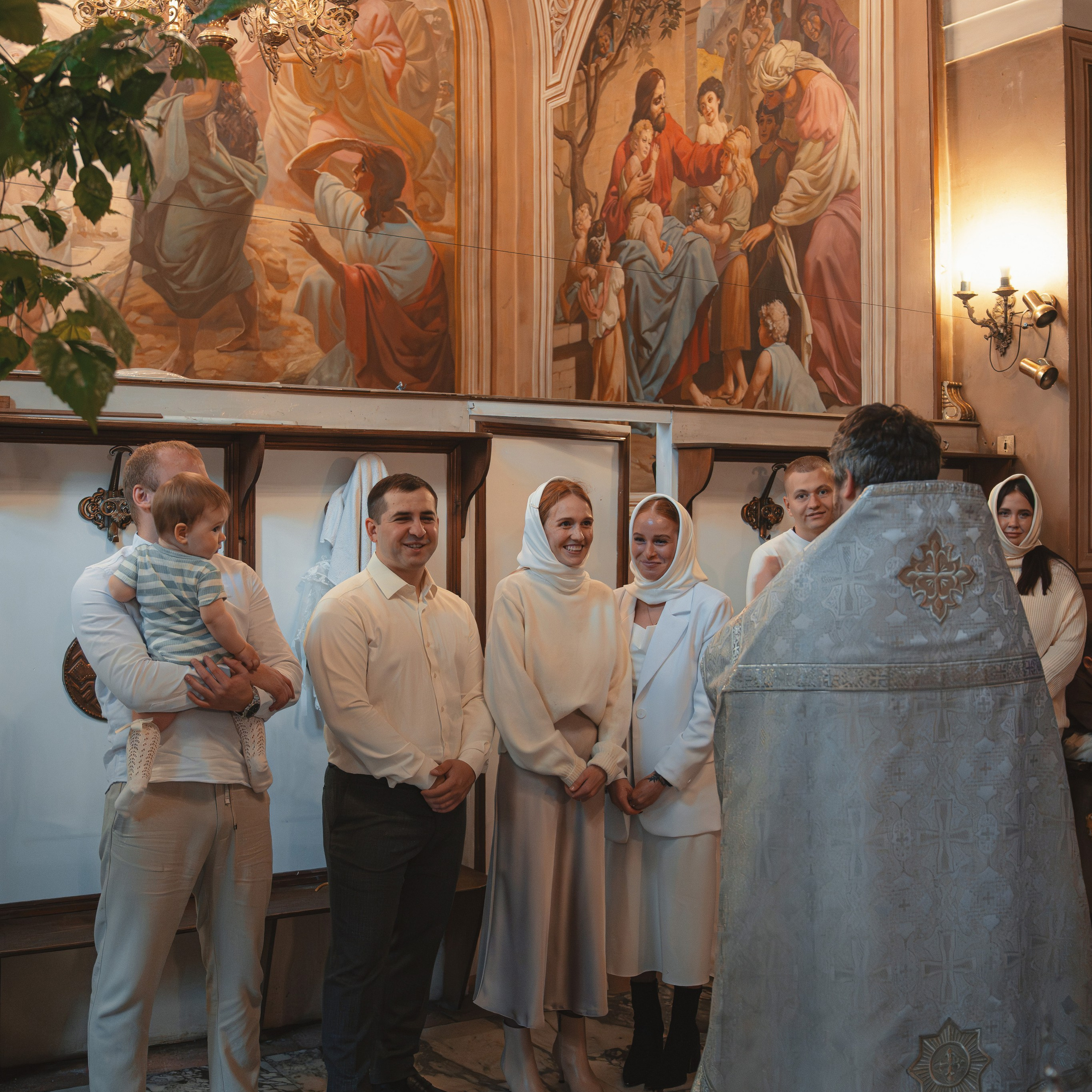 Крещение девочки в Храме Воскресения Словущего в Даниловской Слободе. Семейный фотограф в Москве 📸
