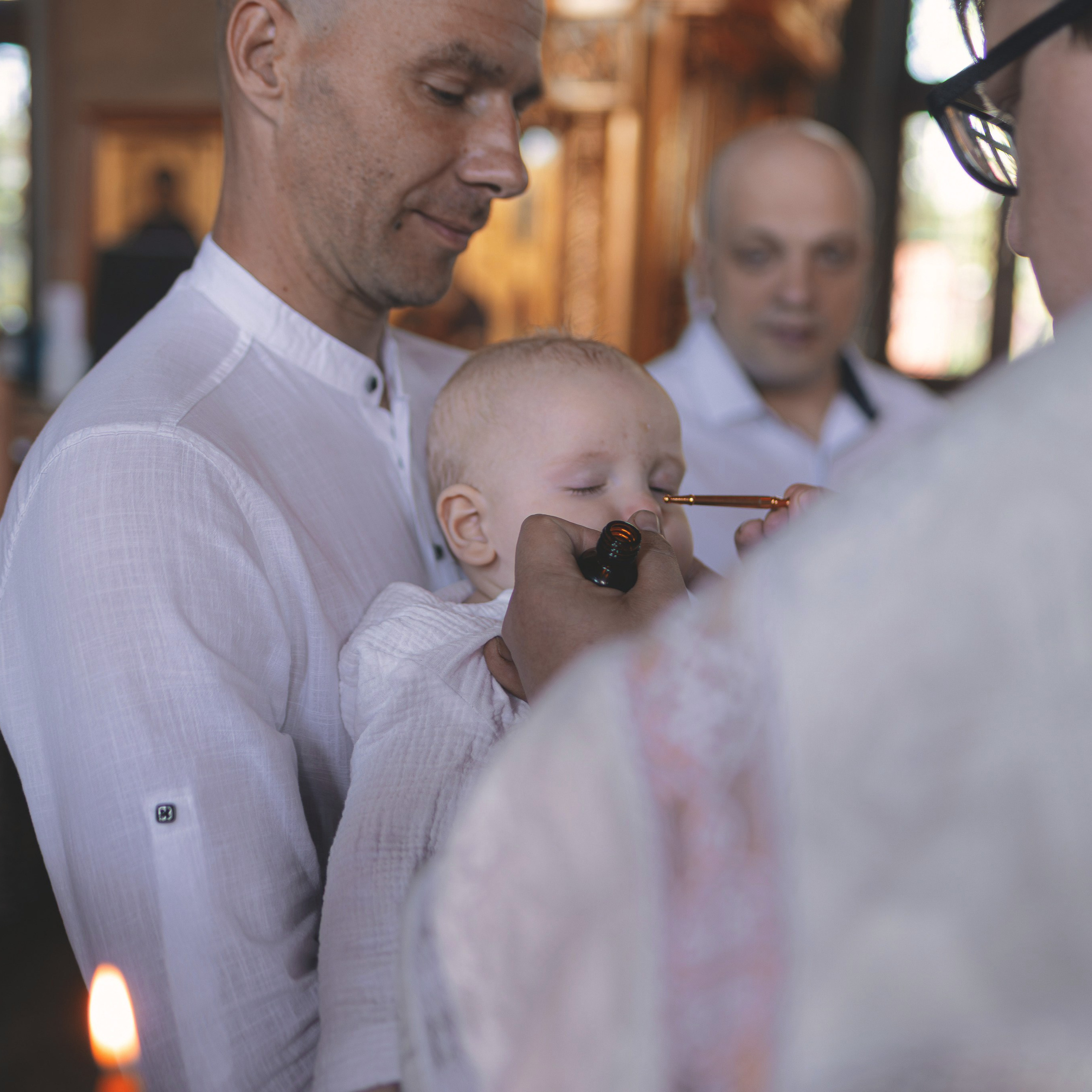 Светлые и душевные фотографии с крещения в Церкви Николая Чудотворца в Ангелово. Семейный фотограф в Москве 📸