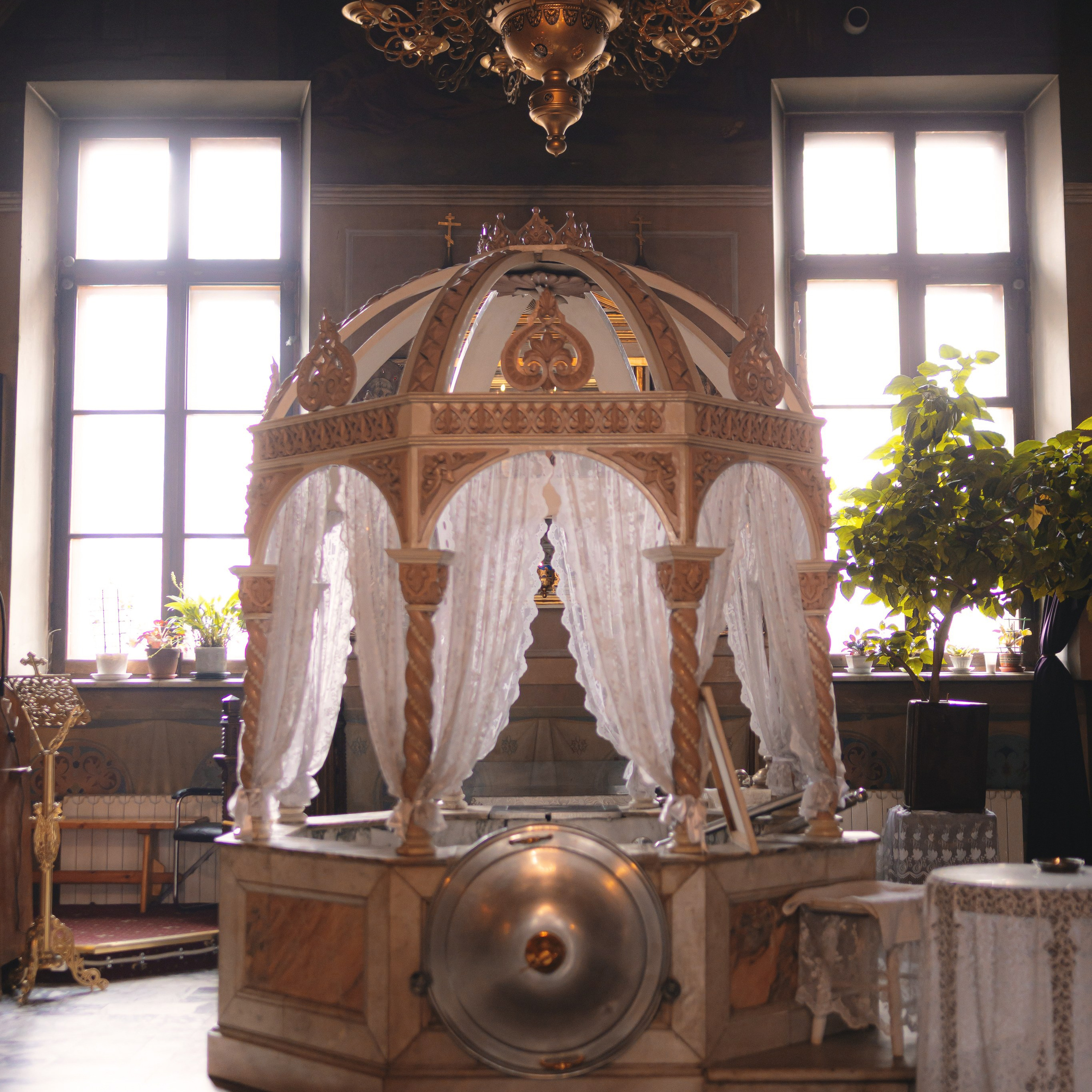 Трогательные фотографии с крещения малыша в Храме Воскресения Словущего в Даниловской Слободе. Семейный фотограф в Москве 📸