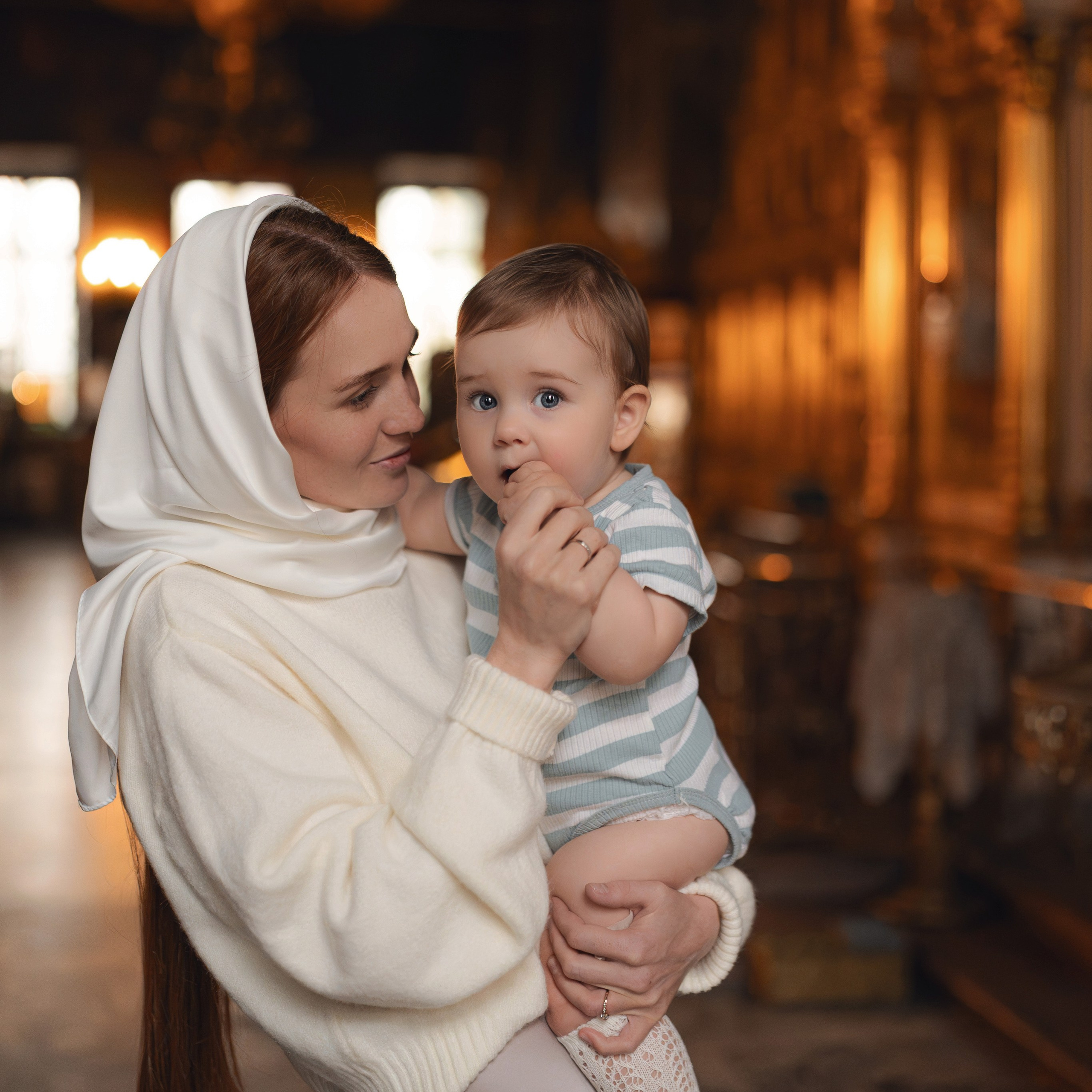 Крещение девочки в Храме Воскресения Словущего в Даниловской Слободе. Семейный фотограф в Москве 📸