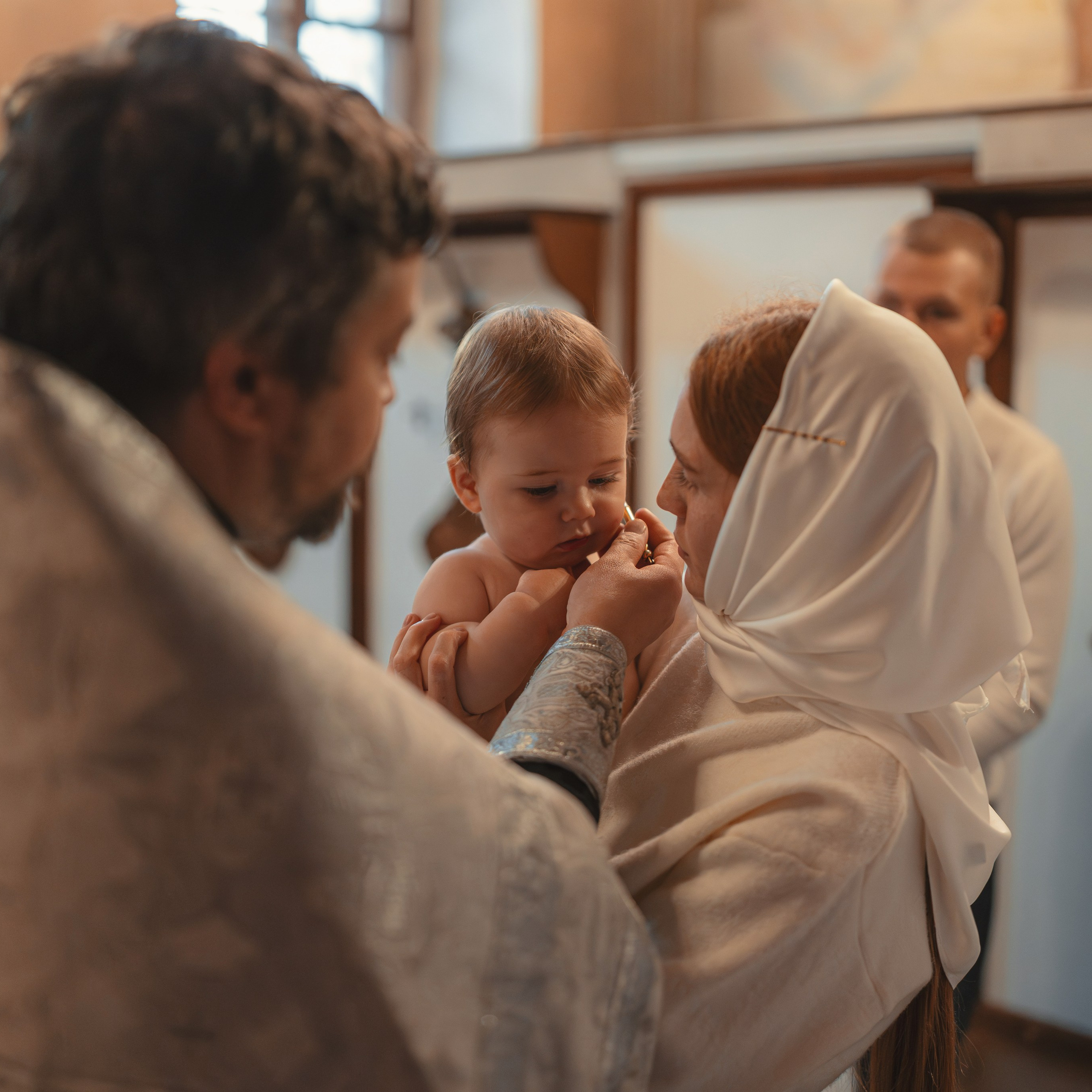 Крещение девочки в Храме Воскресения Словущего в Даниловской Слободе. Семейный фотограф в Москве 📸