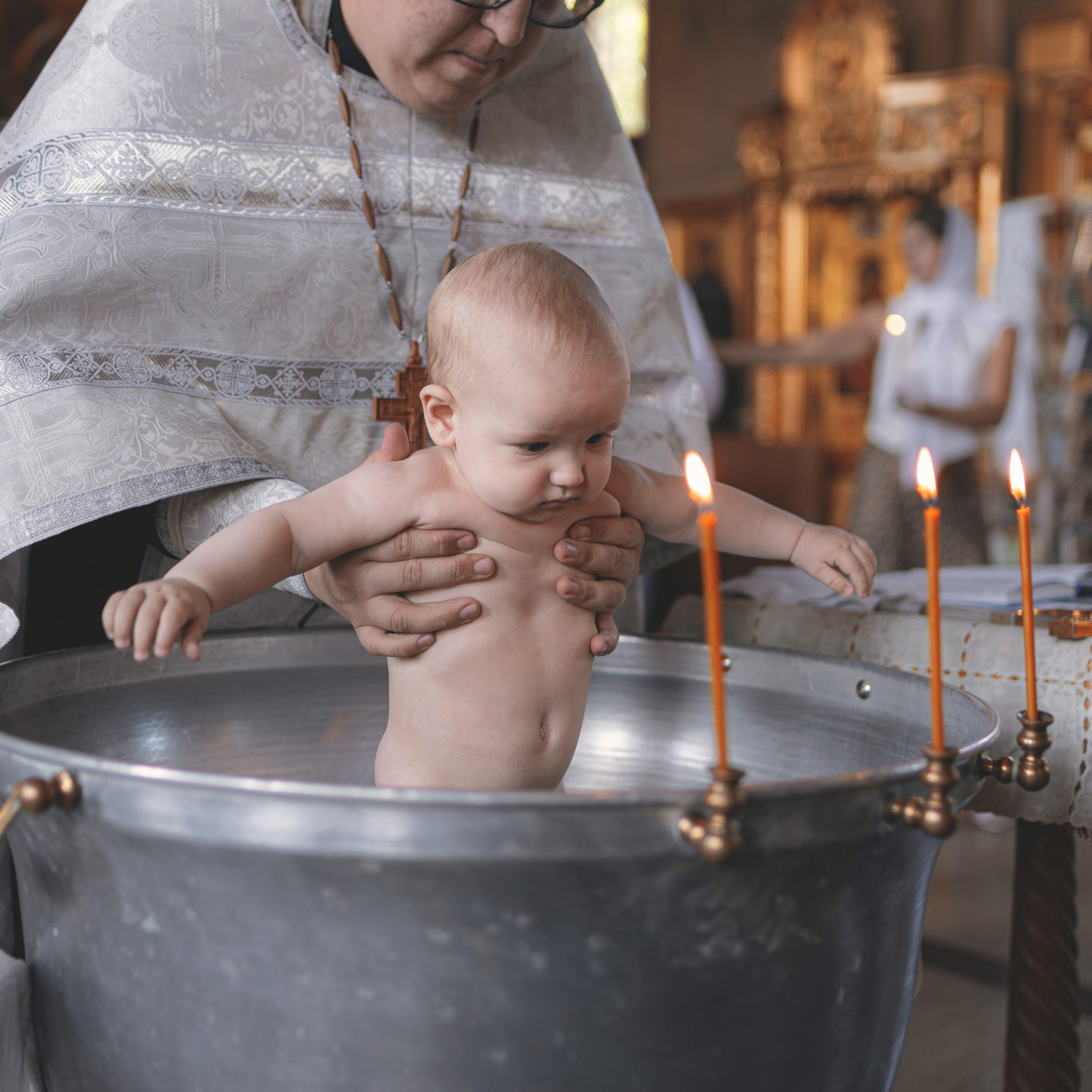 Светлые и душевные фотографии с крещения в Церкви Николая Чудотворца в Ангелово. Семейный фотограф в Москве 📸