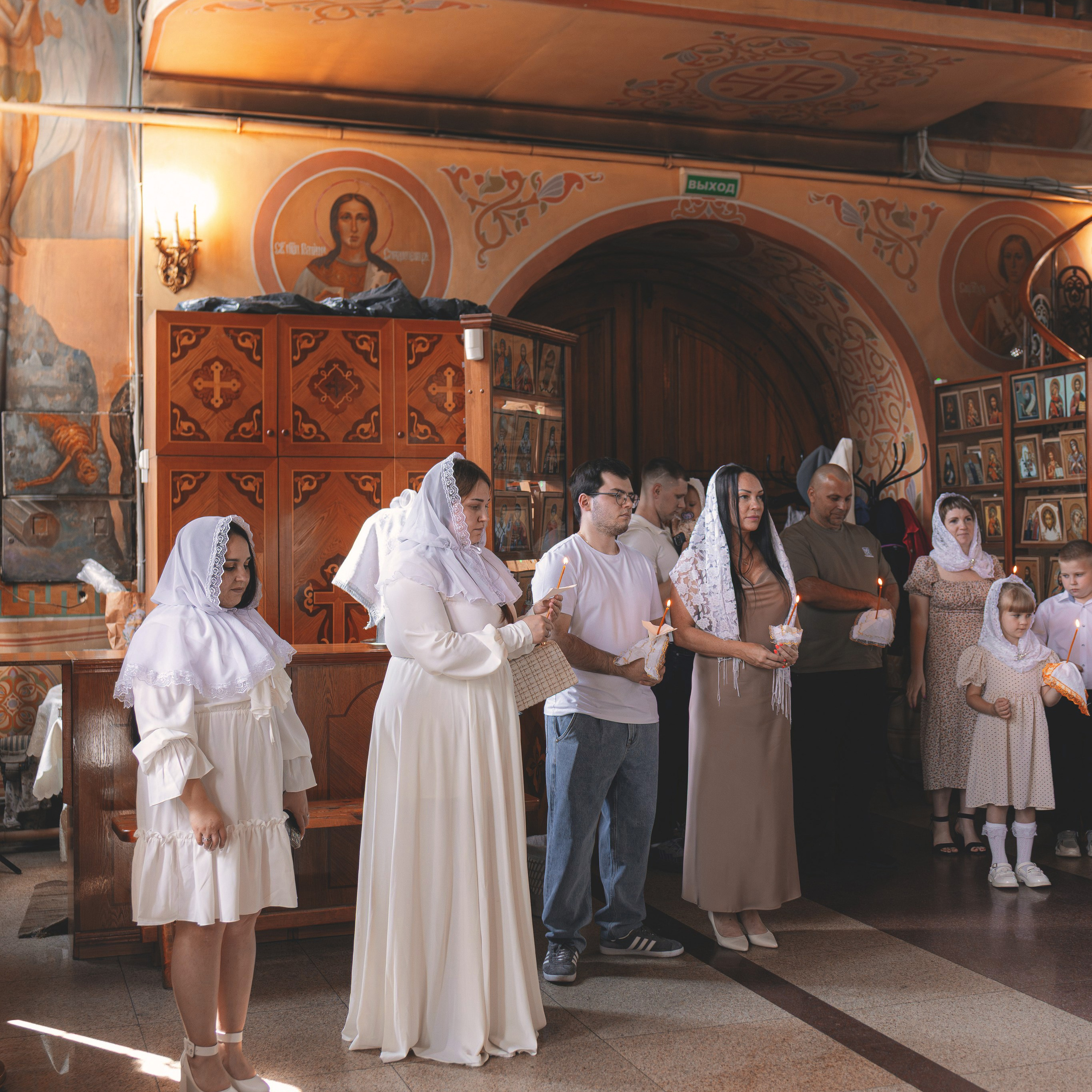 Светлые и душевные фотографии с крещения в Церкви Николая Чудотворца в Ангелово. Семейный фотограф в Москве 📸