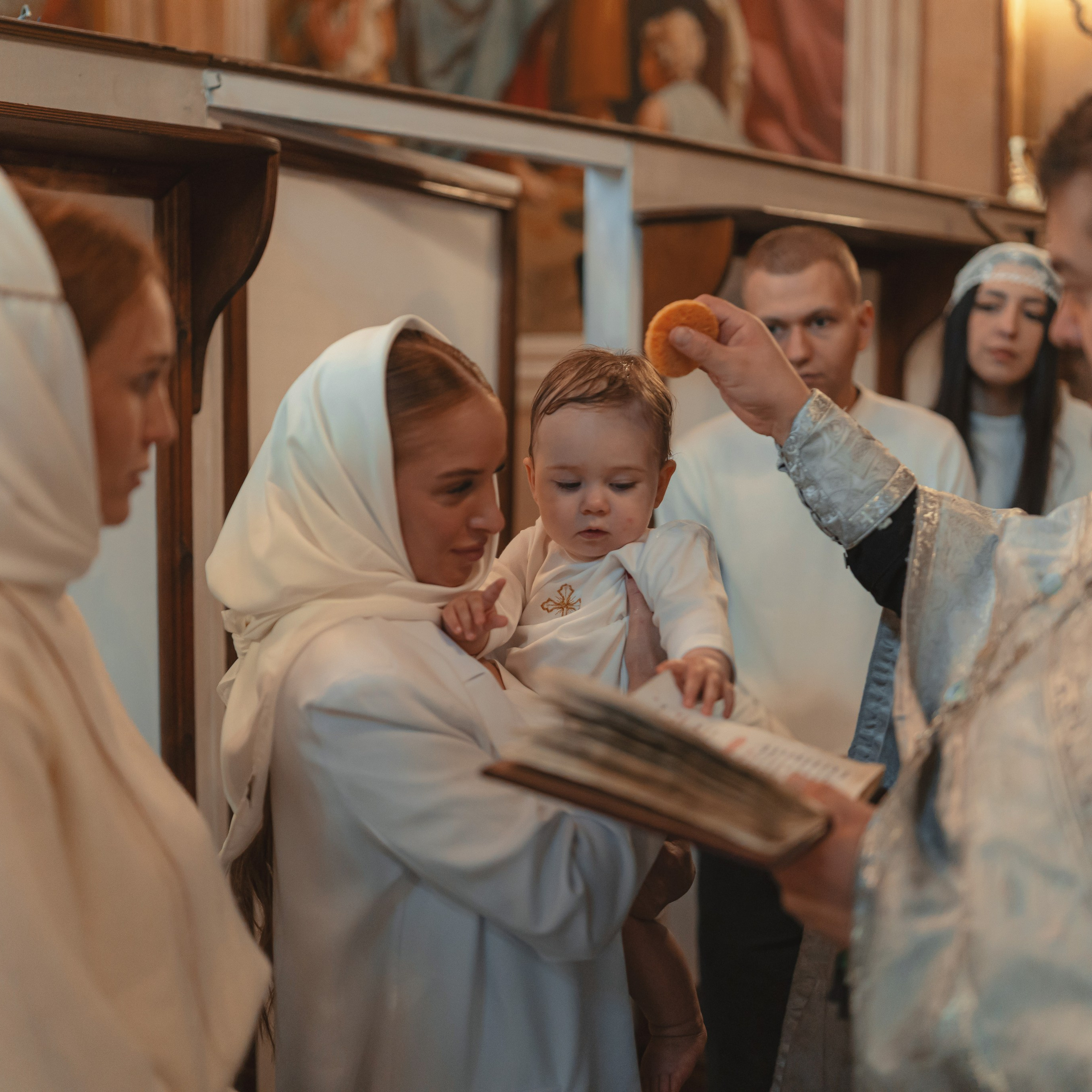 Крещение девочки в Храме Воскресения Словущего в Даниловской Слободе. Семейный фотограф в Москве 📸