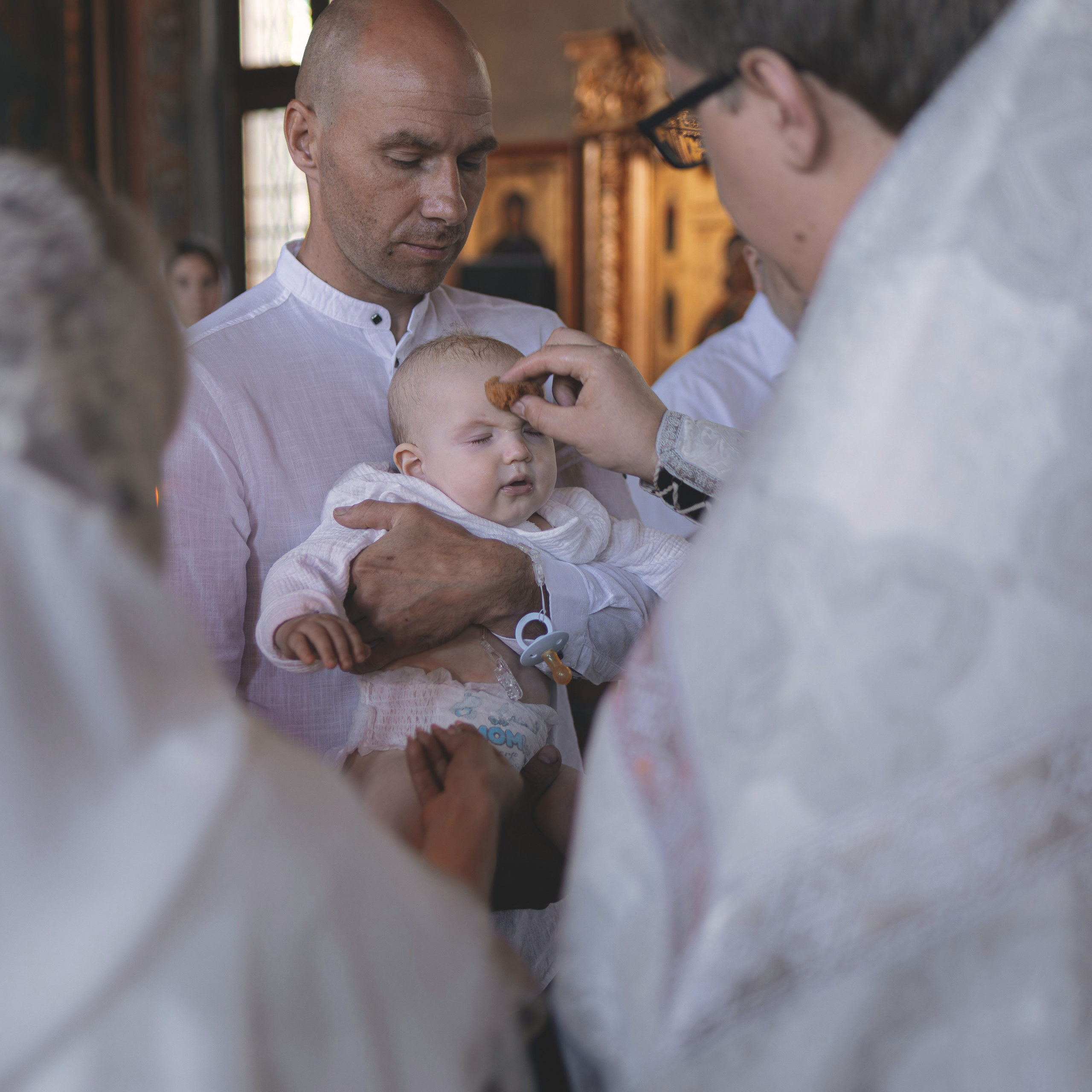 Светлые и душевные фотографии с крещения в Церкви Николая Чудотворца в Ангелово. Семейный фотограф в Москве 📸