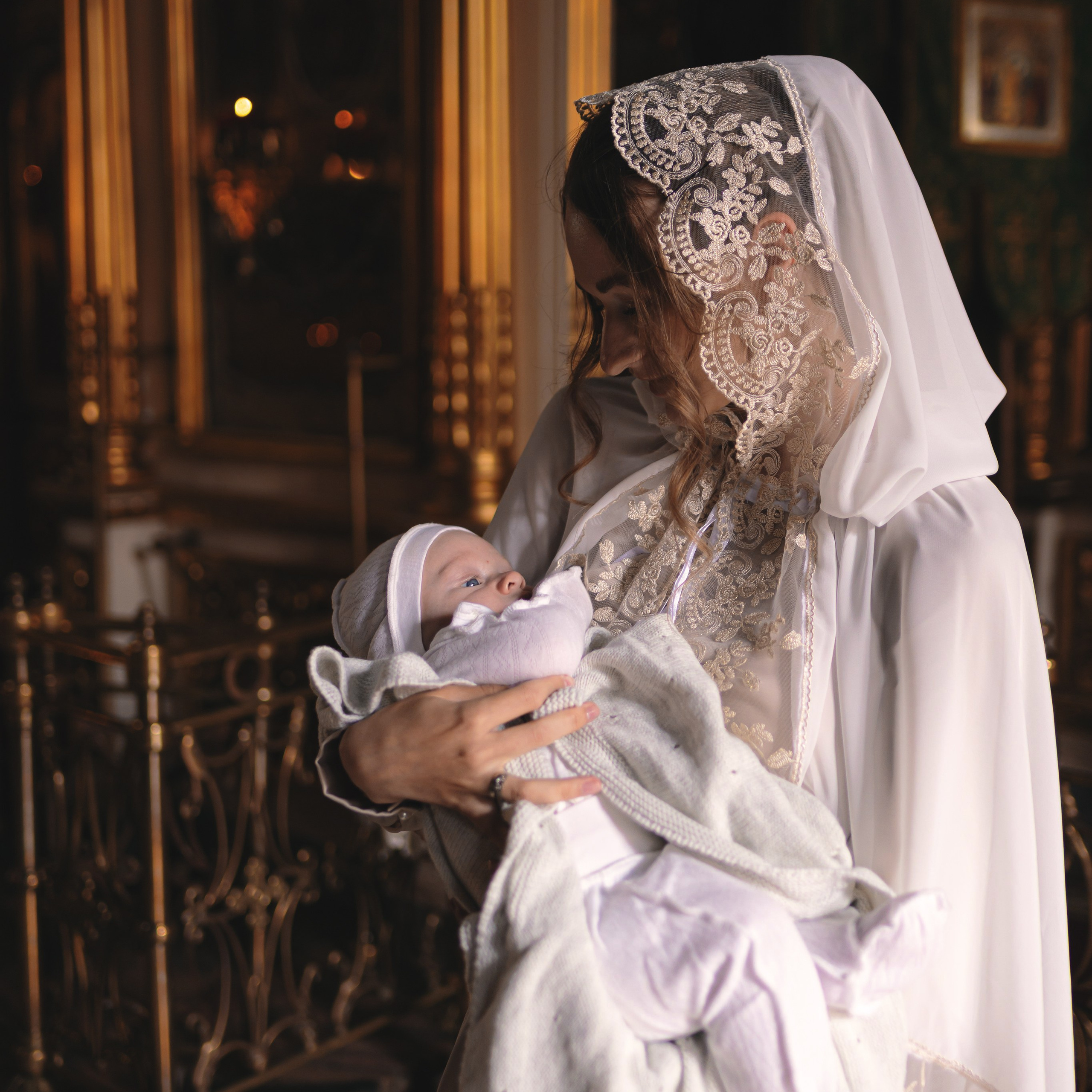 Трогательные фотографии с крещения малыша в Храме Воскресения Словущего в Даниловской Слободе. Семейный фотограф в Москве 📸