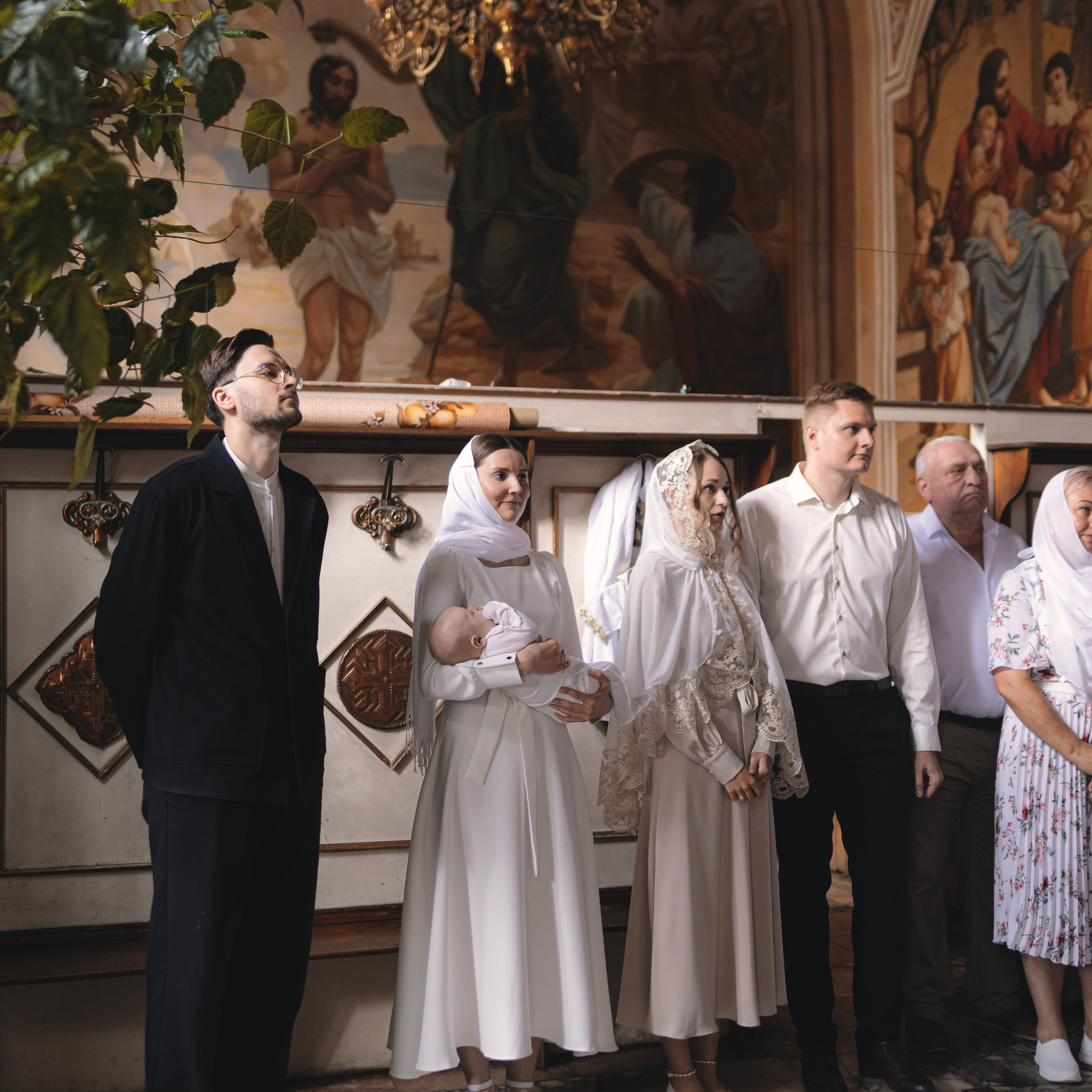 Трогательные фотографии с крещения малыша в Храме Воскресения Словущего в Даниловской Слободе. Семейный фотограф в Москве 📸