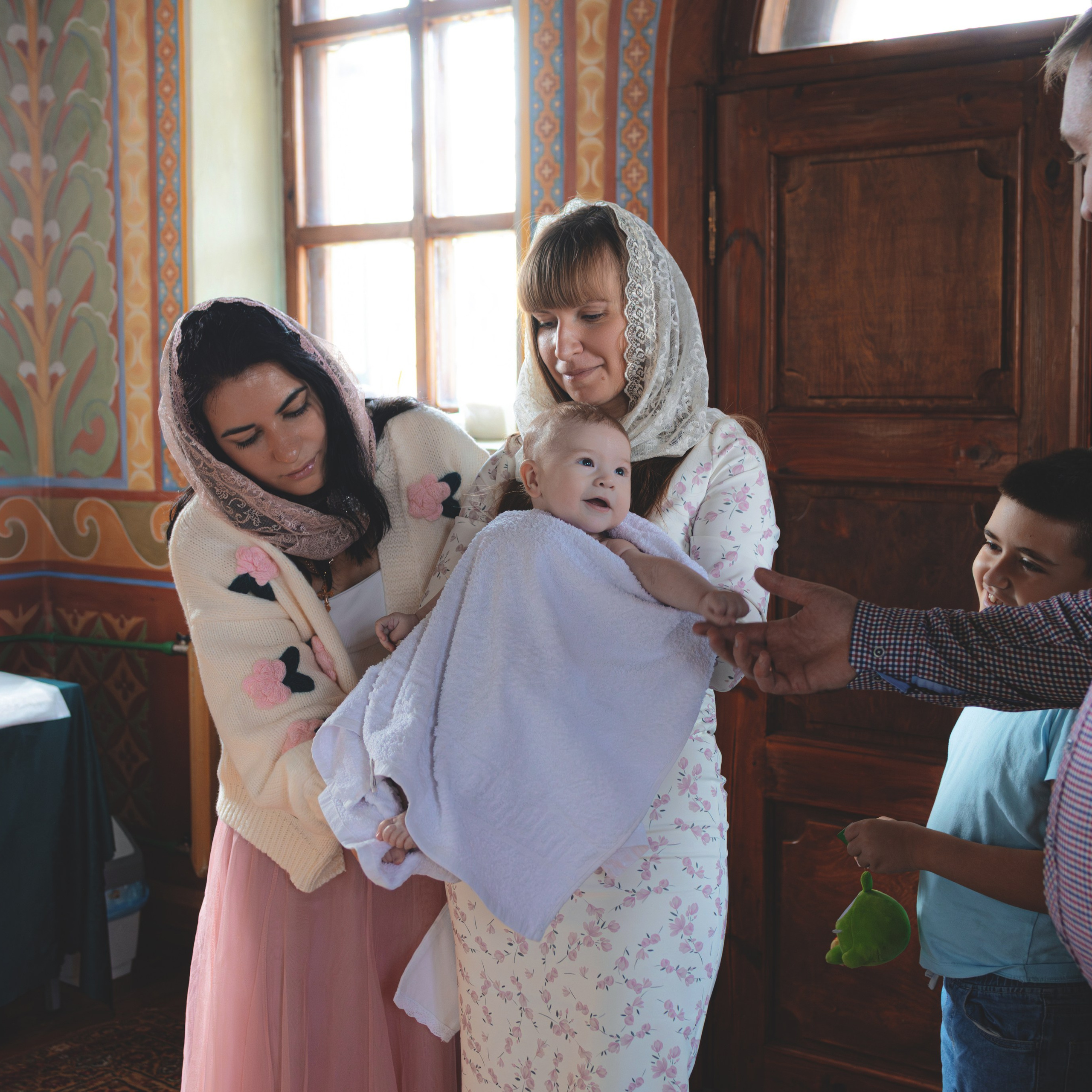Фотографии с крещения в Церкви Тихона, патриарха Всероссийского. Семейный фотограф в Москве 📸