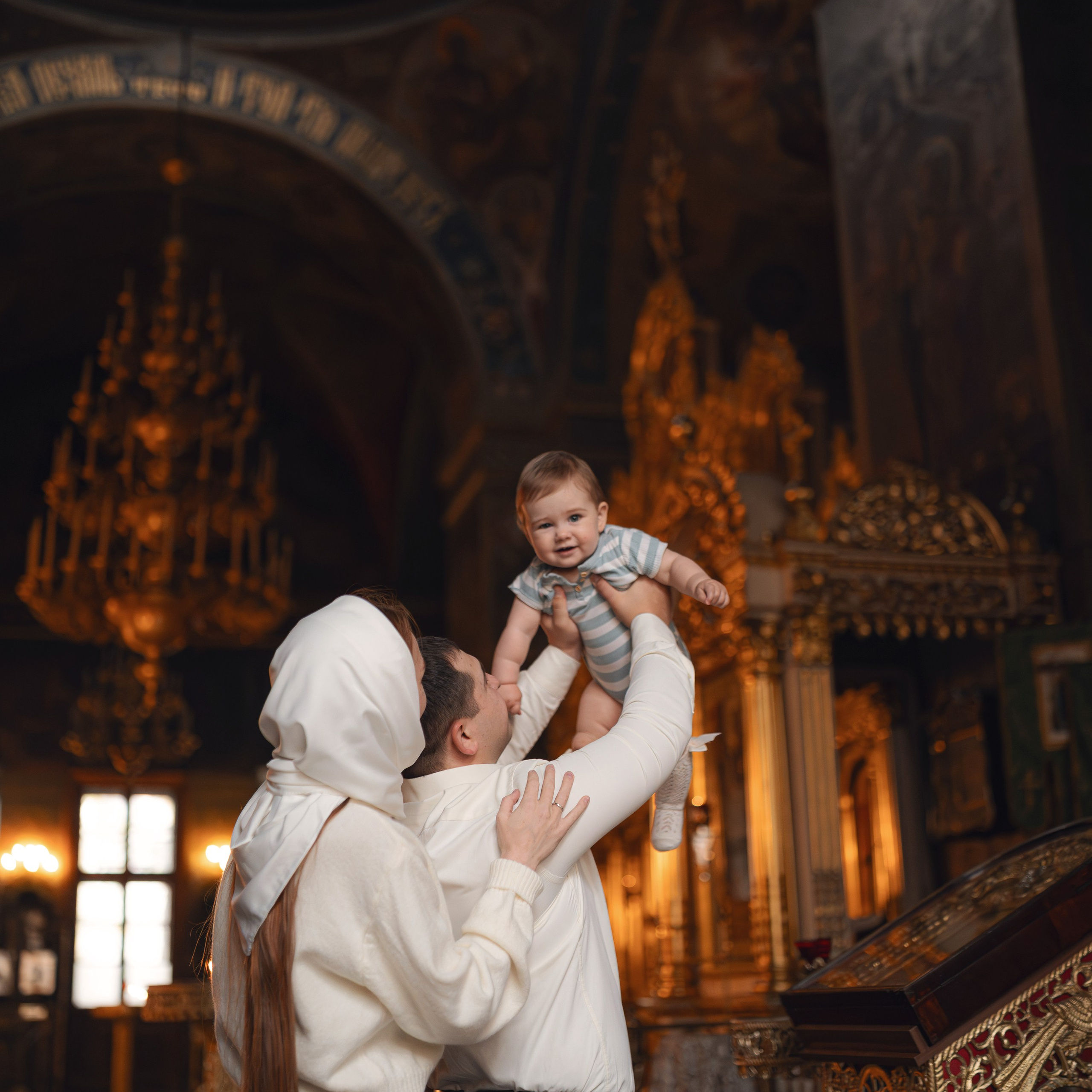 Крещение девочки в Храме Воскресения Словущего в Даниловской Слободе. Семейный фотограф в Москве 📸