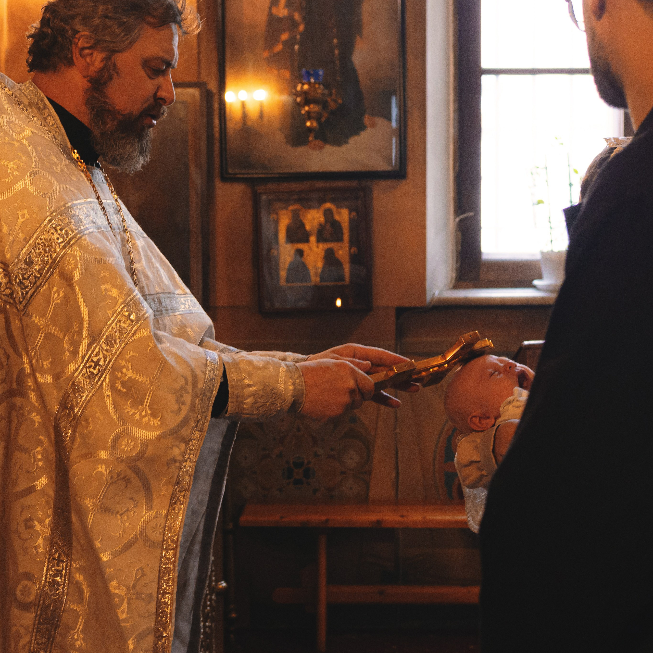 Трогательные фотографии с крещения малыша в Храме Воскресения Словущего в Даниловской Слободе. Семейный фотограф в Москве 📸