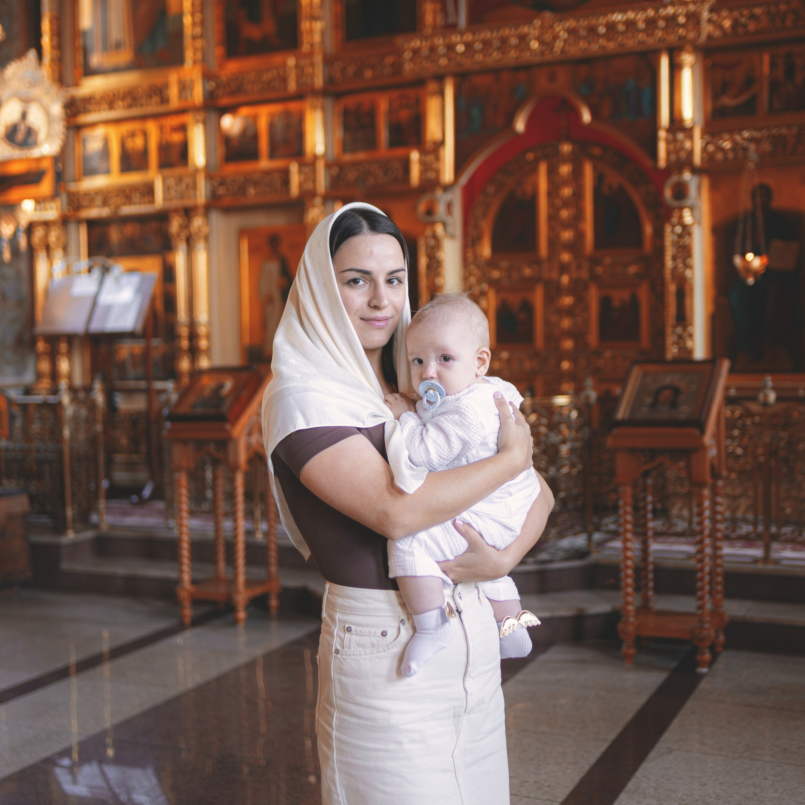 Светлые и душевные фотографии с крещения в Церкви Николая Чудотворца в Ангелово. Семейный фотограф в Москве 📸