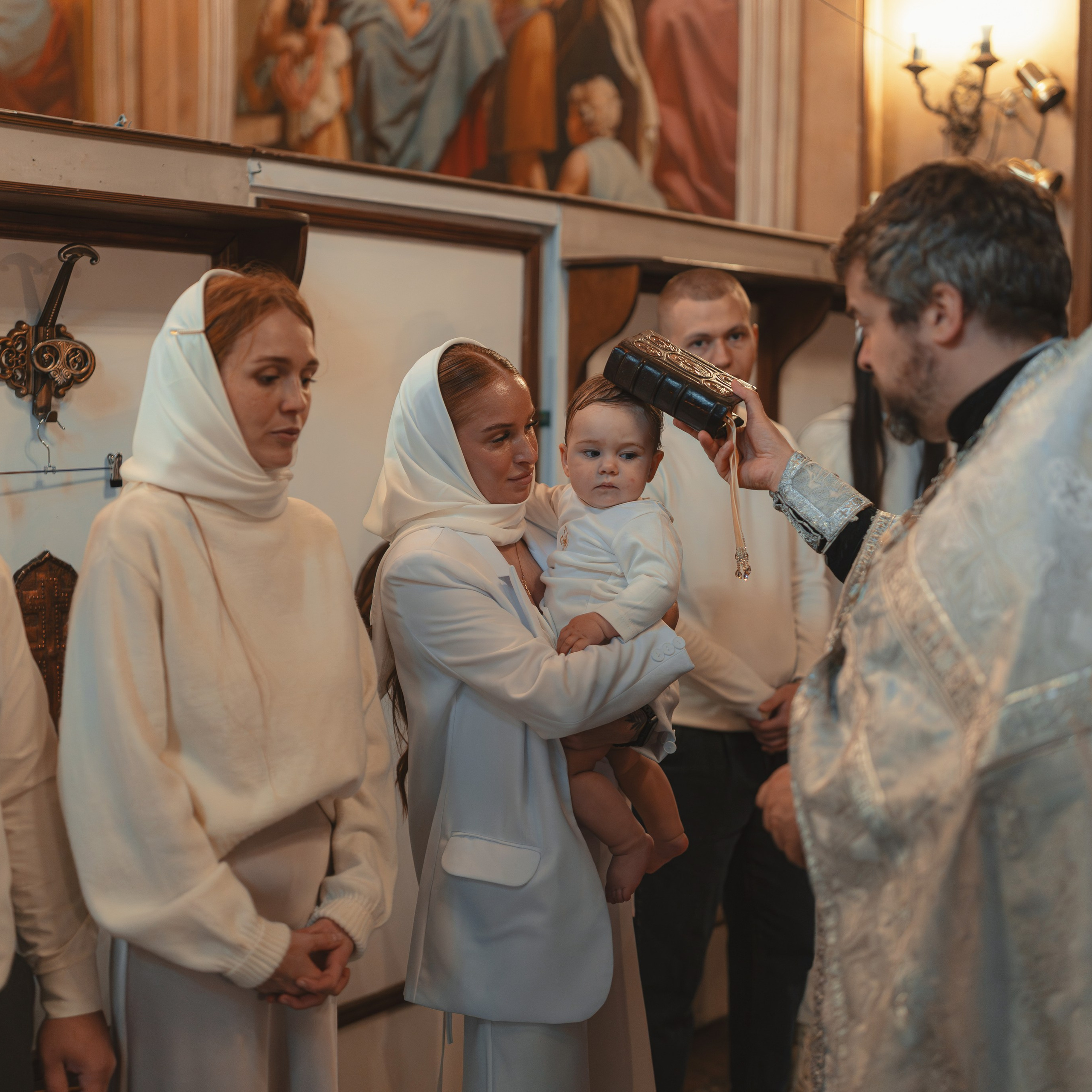 Крещение девочки в Храме Воскресения Словущего в Даниловской Слободе. Семейный фотограф в Москве 📸