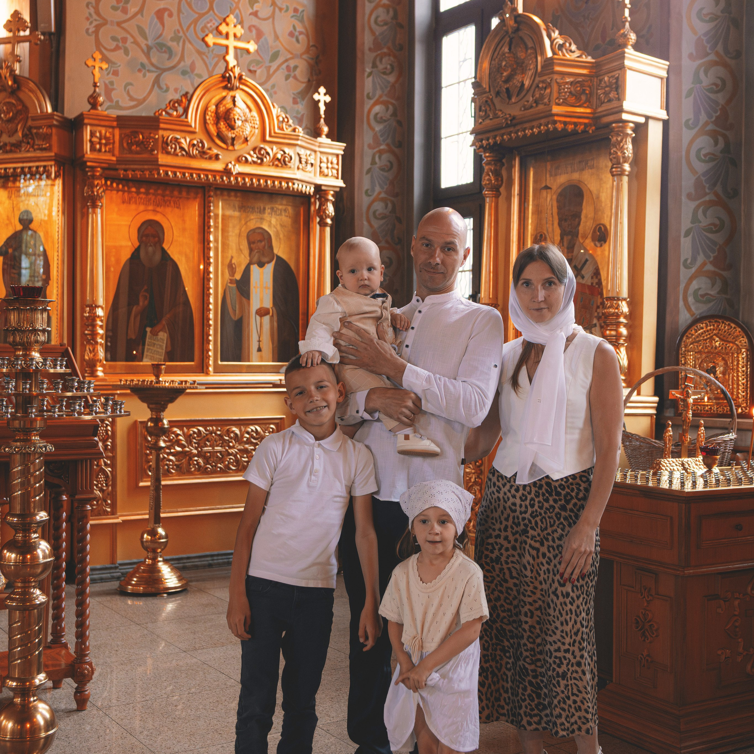 Светлые и душевные фотографии с крещения в Церкви Николая Чудотворца в Ангелово. Семейный фотограф в Москве 📸