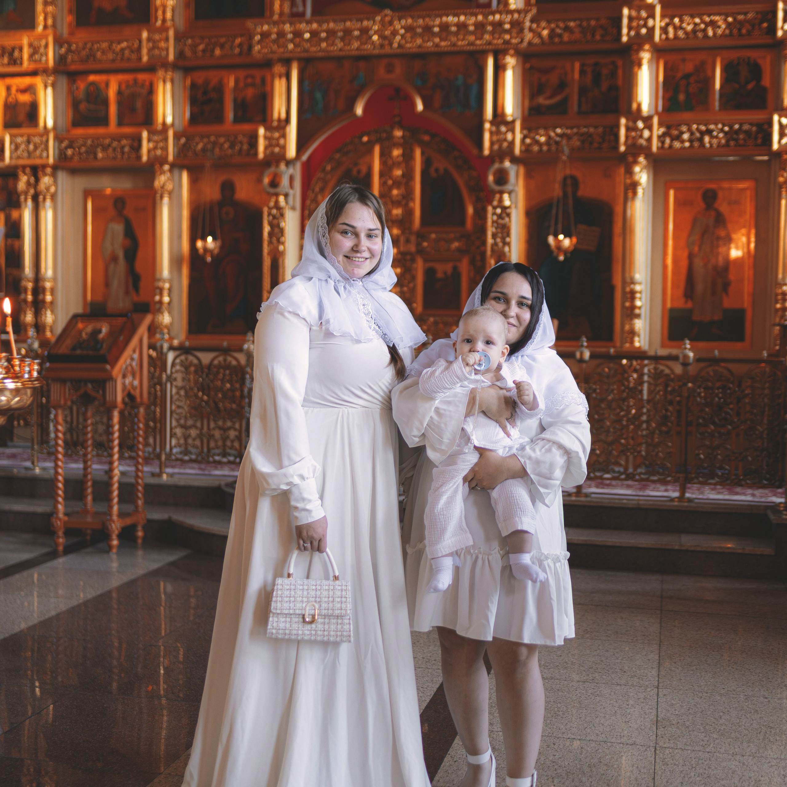 Светлые и душевные фотографии с крещения в Церкви Николая Чудотворца в Ангелово. Семейный фотограф в Москве 📸