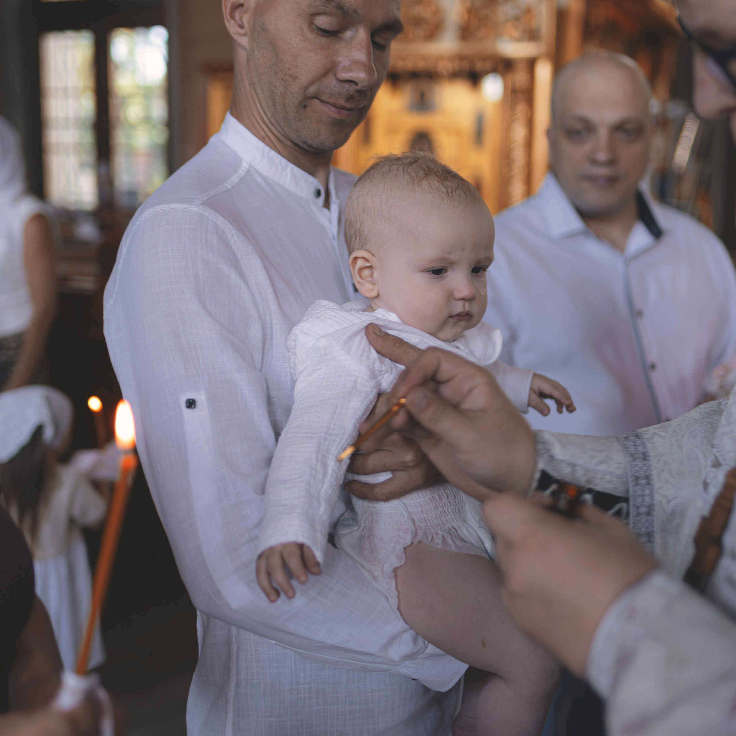 Светлые и душевные фотографии с крещения в Церкви Николая Чудотворца в Ангелово. Семейный фотограф в Москве 📸
