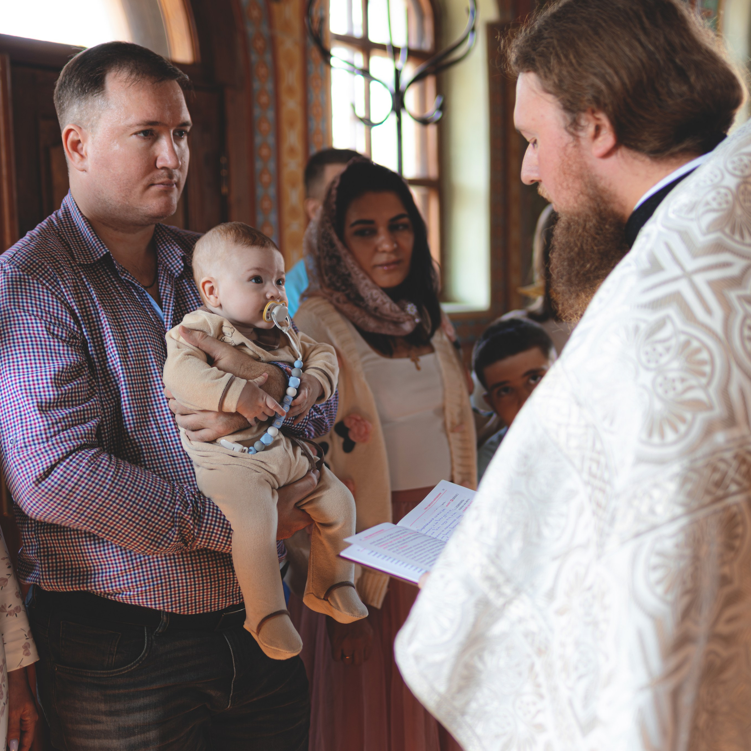 Фотографии с крещения в Церкви Тихона, патриарха Всероссийского. Семейный фотограф в Москве 📸