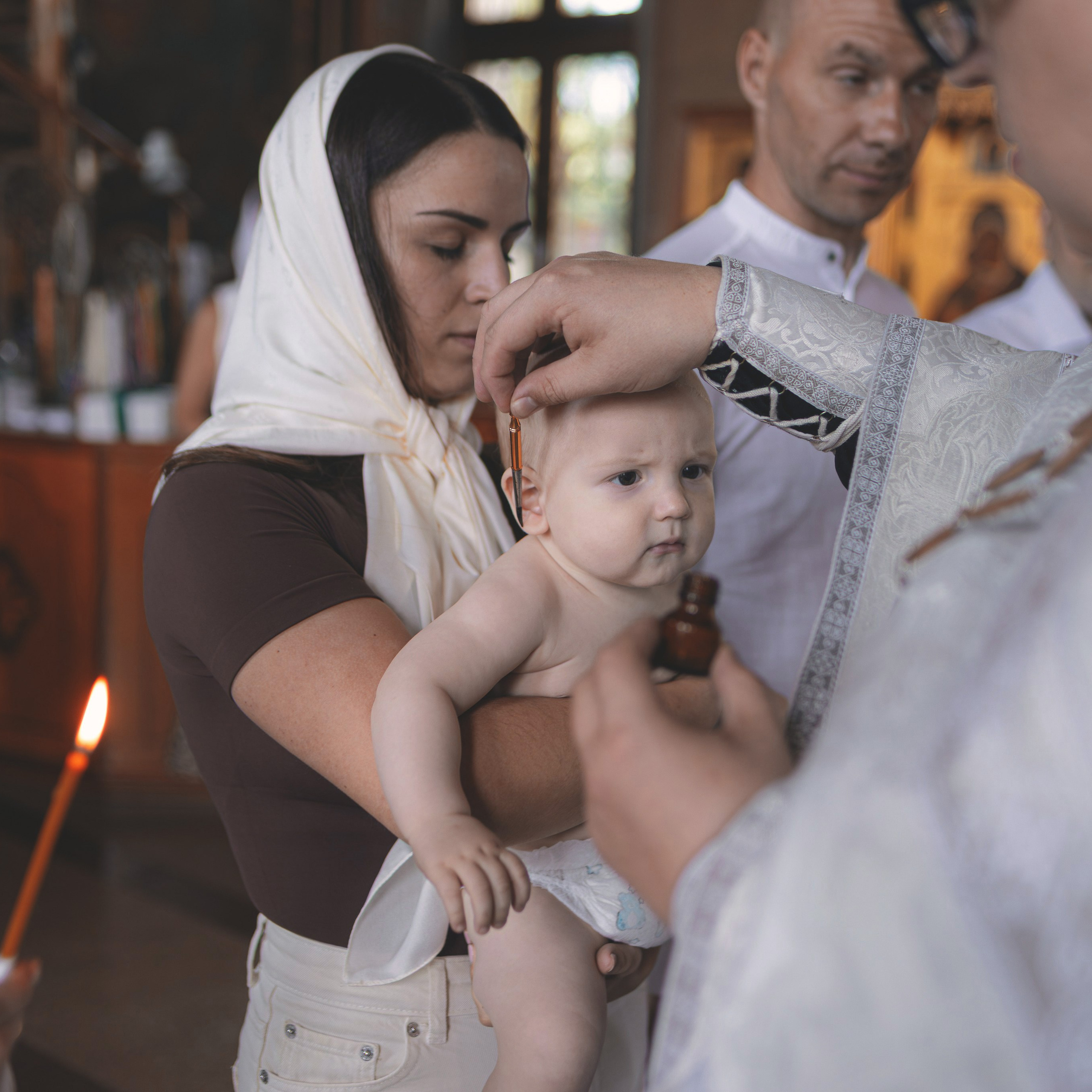 Светлые и душевные фотографии с крещения в Церкви Николая Чудотворца в Ангелово. Семейный фотограф в Москве 📸