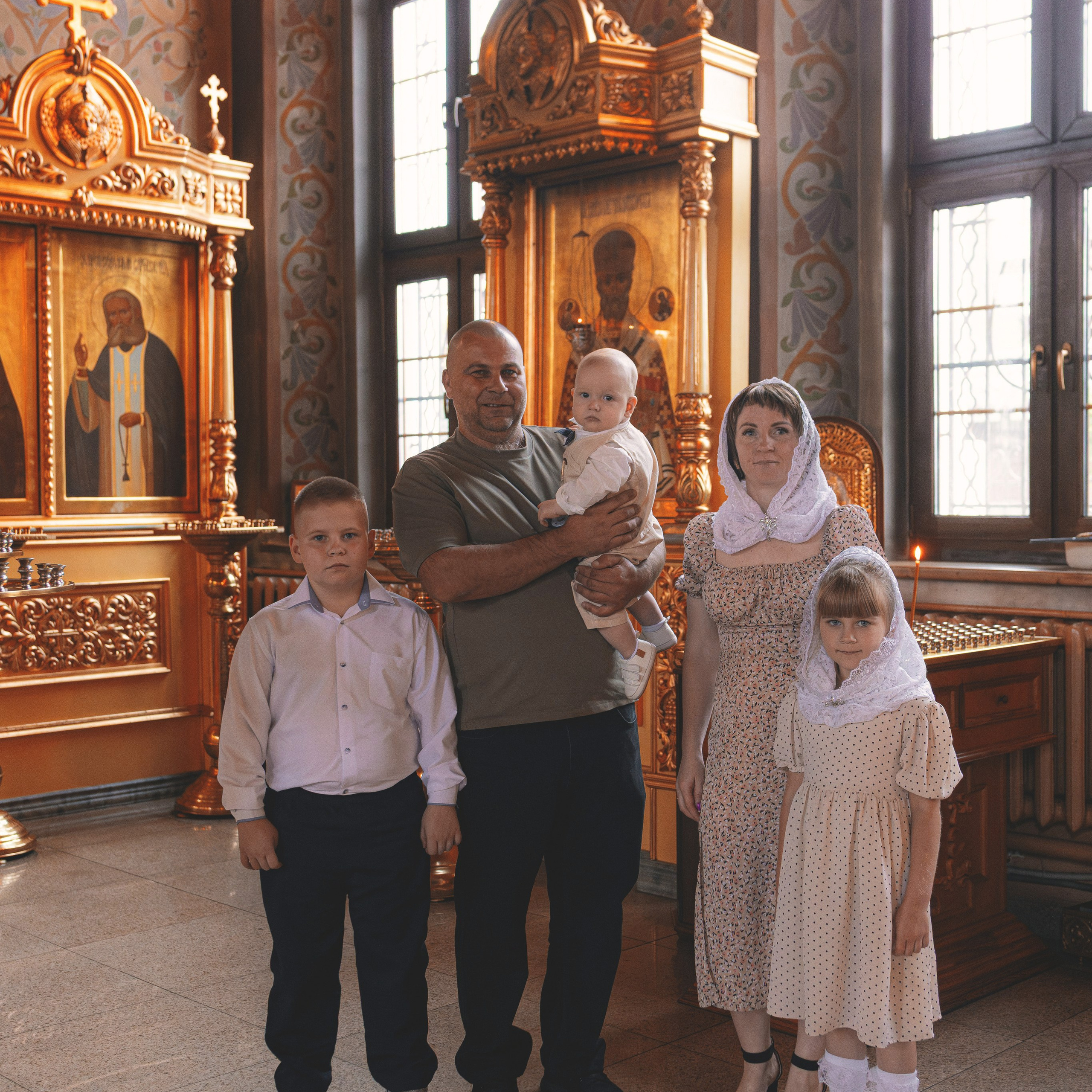 Светлые и душевные фотографии с крещения в Церкви Николая Чудотворца в Ангелово. Семейный фотограф в Москве 📸