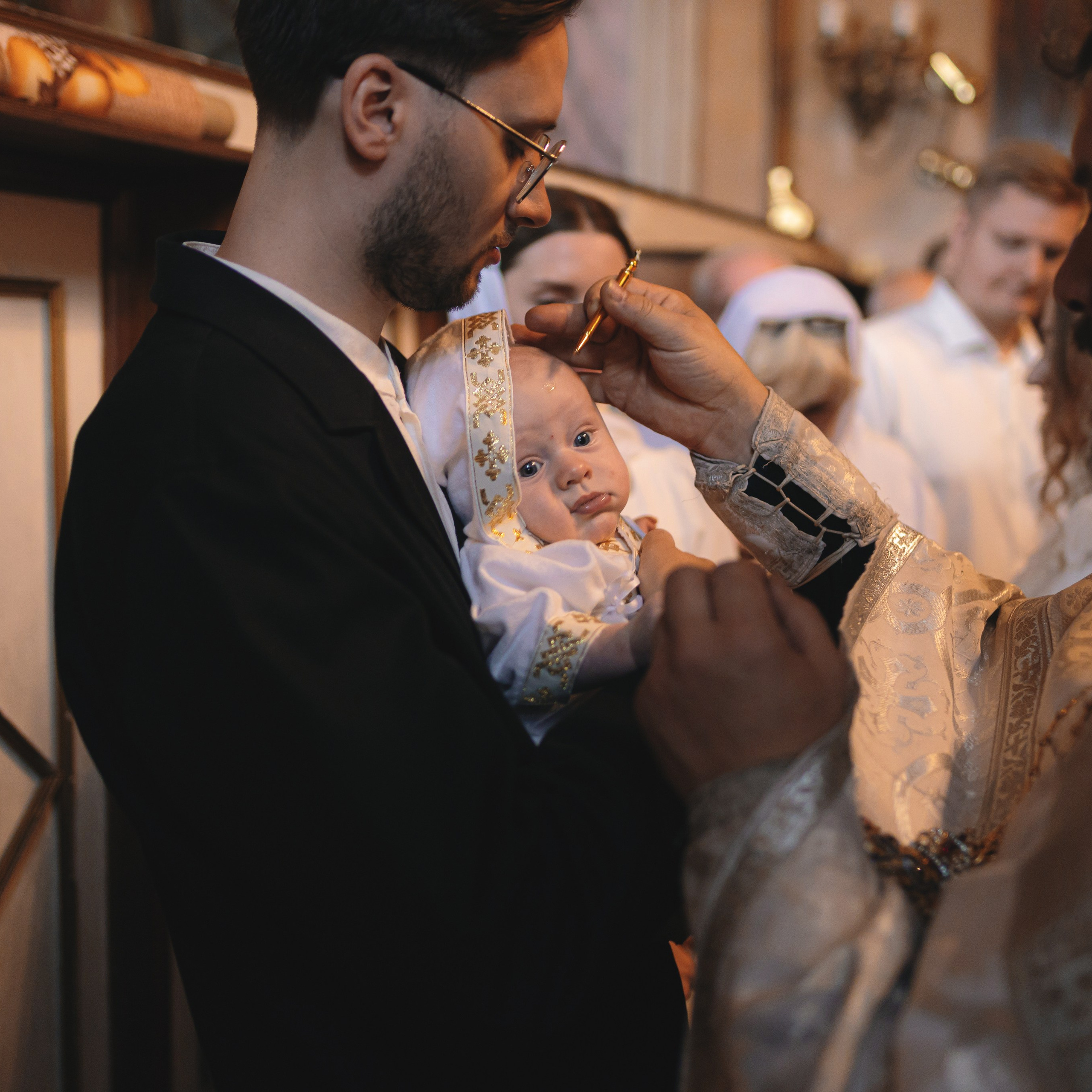 Трогательные фотографии с крещения малыша в Храме Воскресения Словущего в Даниловской Слободе. Семейный фотограф в Москве 📸