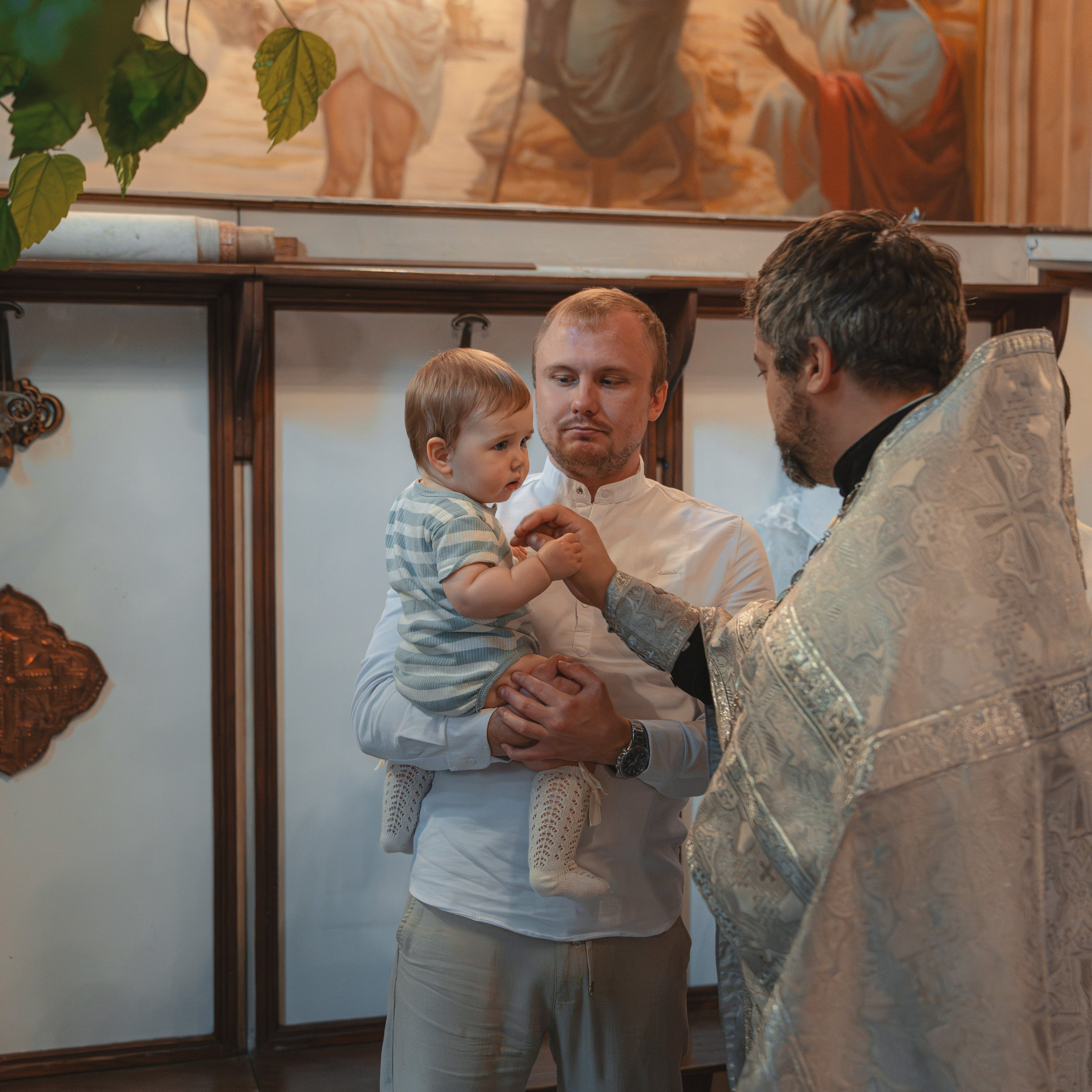 Крещение девочки в Храме Воскресения Словущего в Даниловской Слободе. Семейный фотограф в Москве 📸