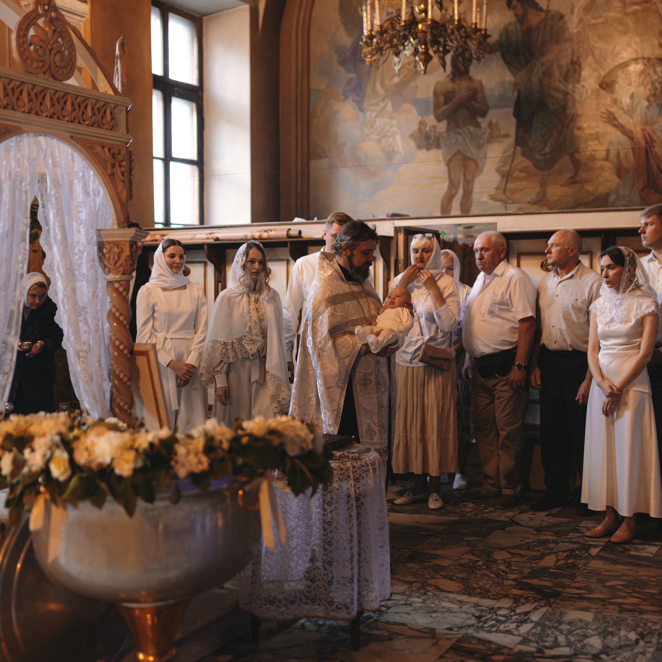 Трогательные фотографии с крещения малыша в Храме Воскресения Словущего в Даниловской Слободе. Семейный фотограф в Москве 📸