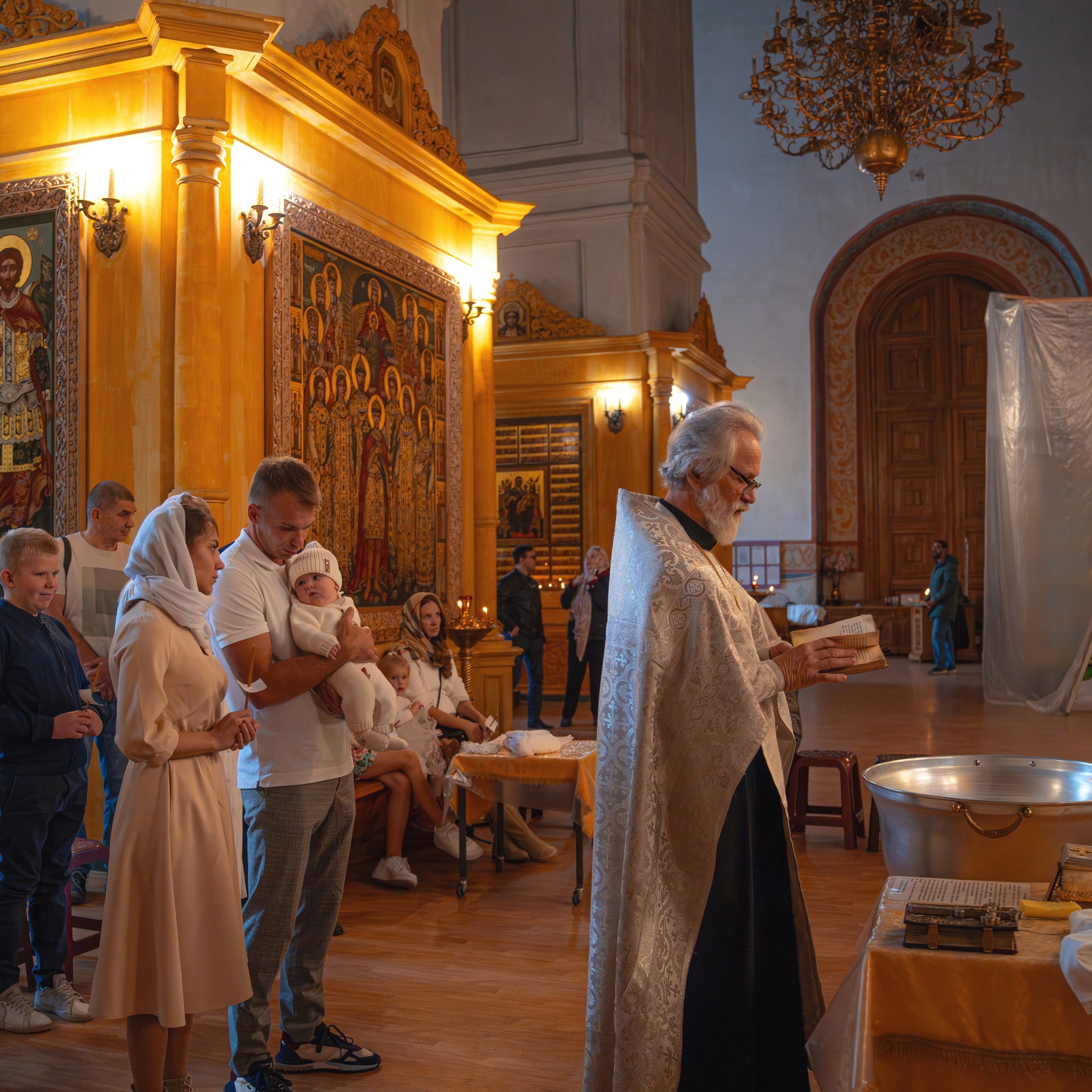 Крещение в Старейшем Соборе Покрова Пресвятой Богородицы в Измайлово. Семейный фотограф в Москве 📸