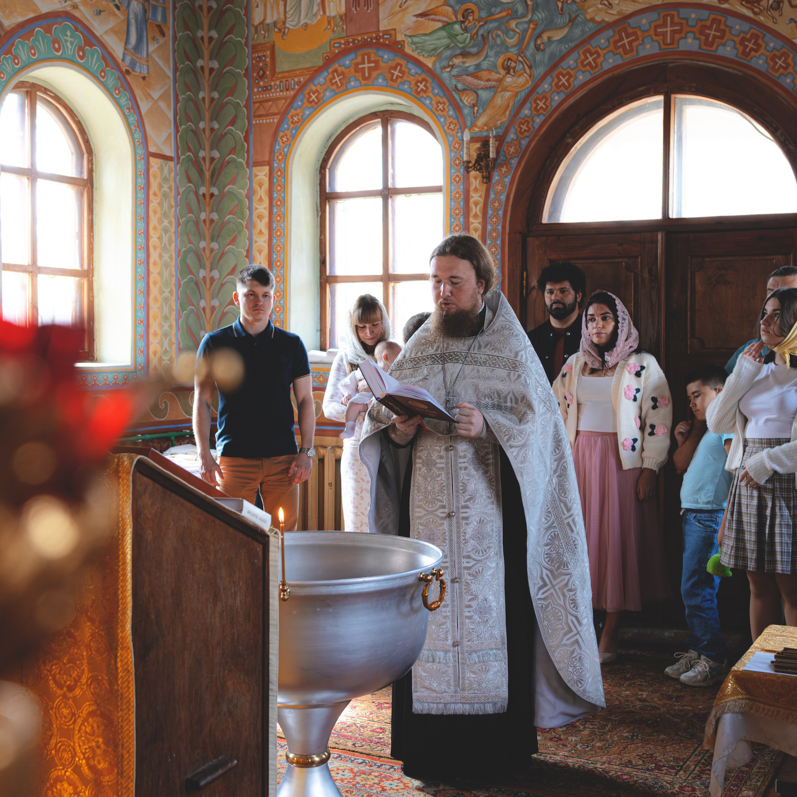 Фотографии с крещения в Церкви Тихона, патриарха Всероссийского. Семейный фотограф в Москве 📸