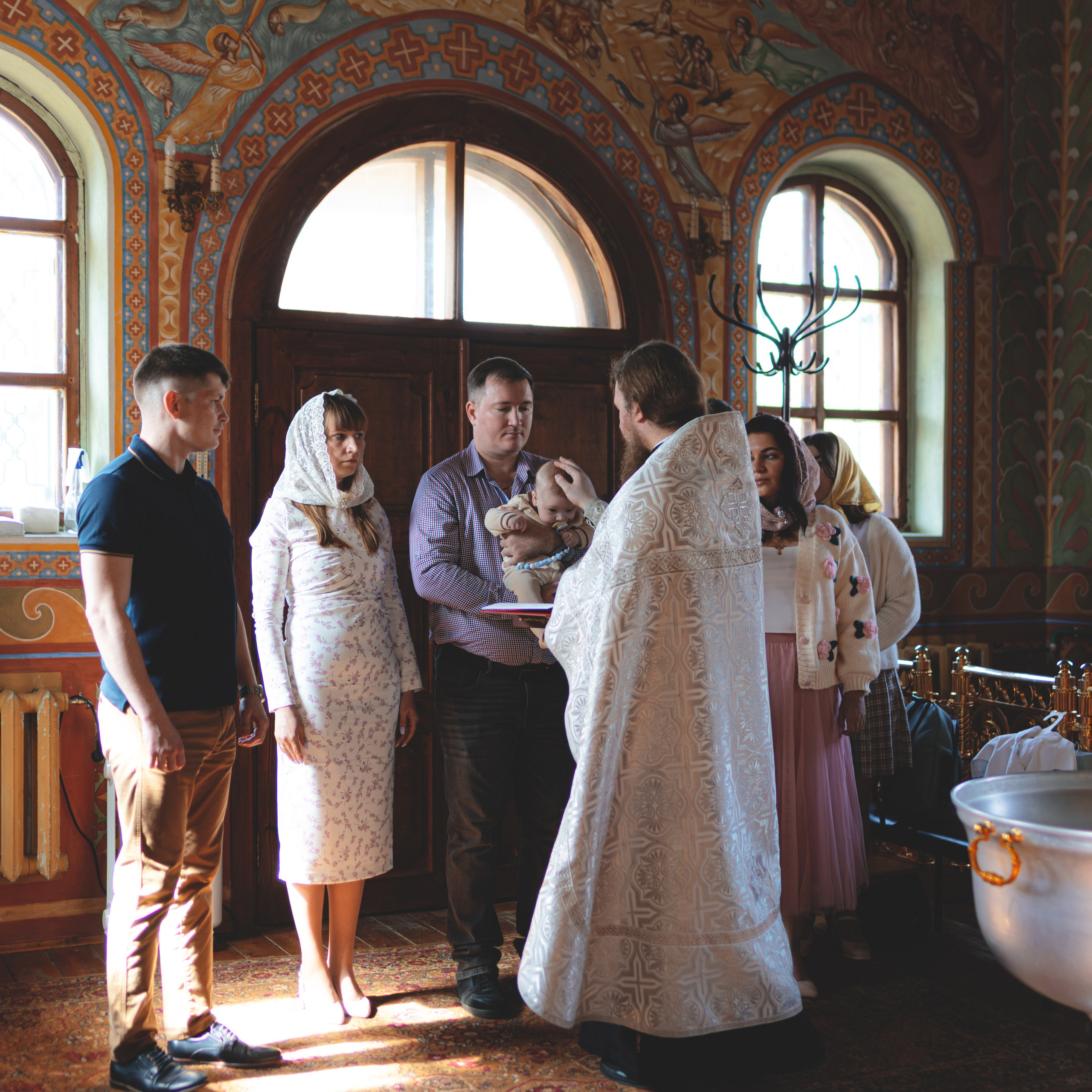 Фотографии с крещения в Церкви Тихона, патриарха Всероссийского. Семейный фотограф в Москве 📸