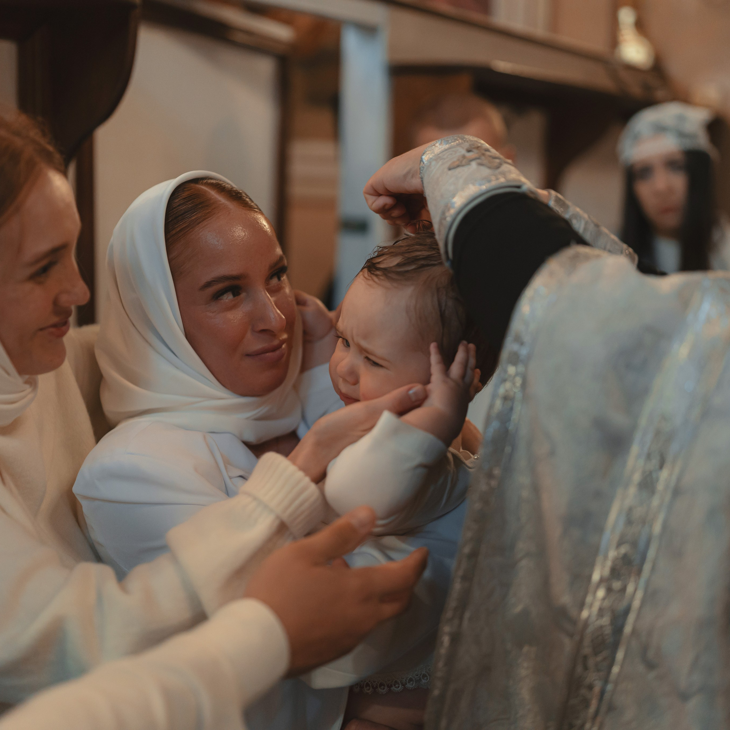 Крещение девочки в Храме Воскресения Словущего в Даниловской Слободе. Семейный фотограф в Москве 📸