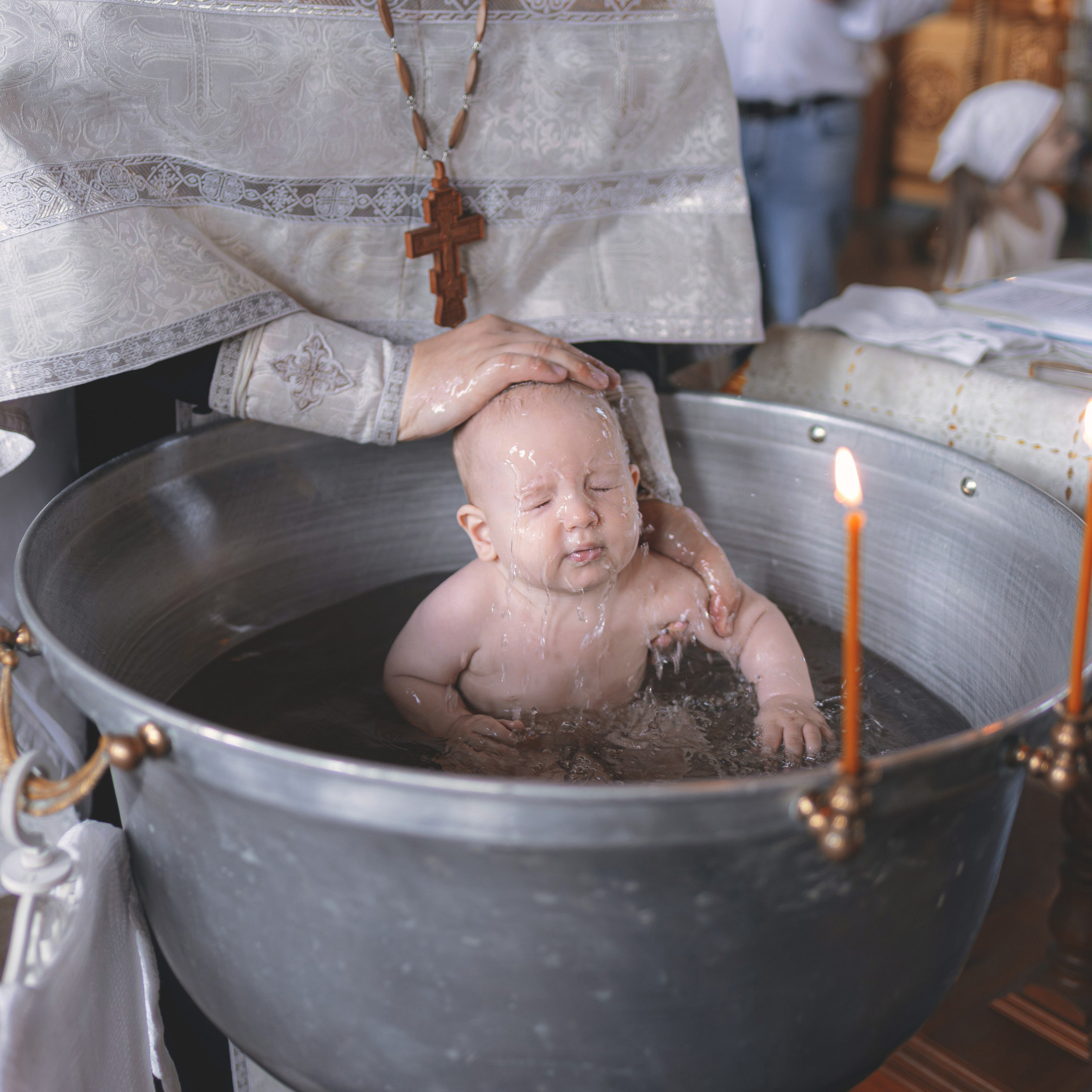 Светлые и душевные фотографии с крещения в Церкви Николая Чудотворца в Ангелово. Семейный фотограф в Москве 📸
