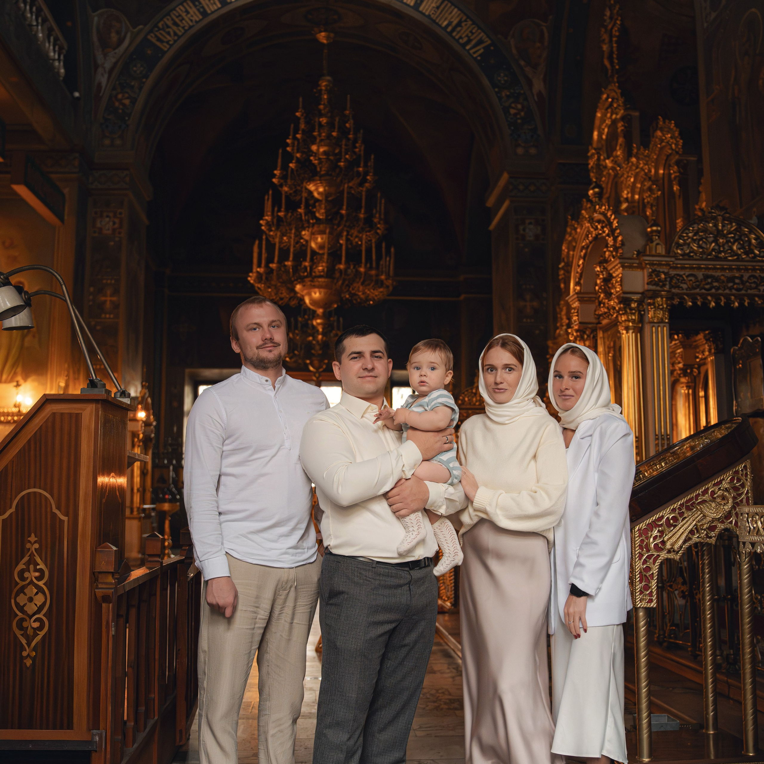Крещение девочки в Храме Воскресения Словущего в Даниловской Слободе. Семейный фотограф в Москве 📸