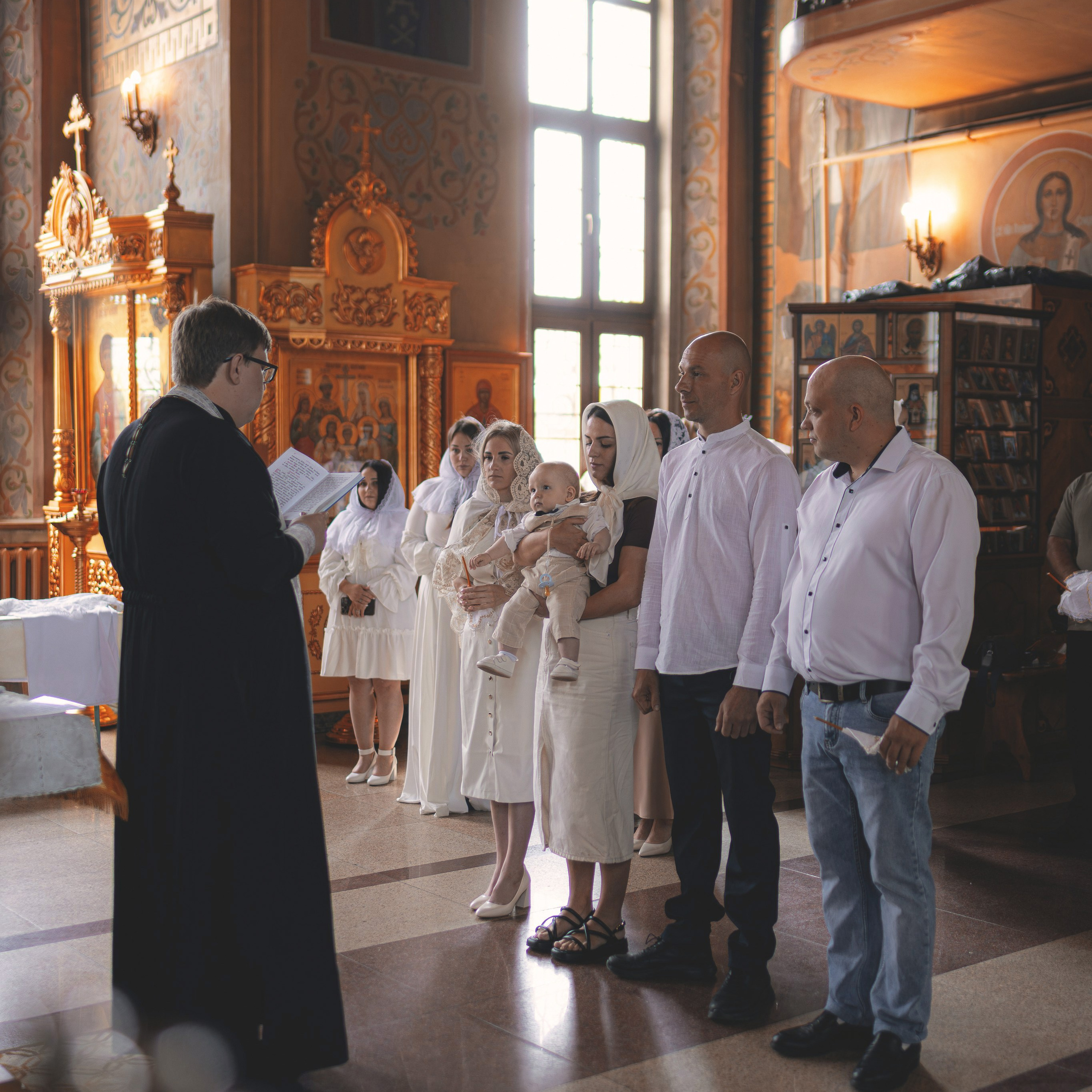 Светлые и душевные фотографии с крещения в Церкви Николая Чудотворца в Ангелово. Семейный фотограф в Москве 📸