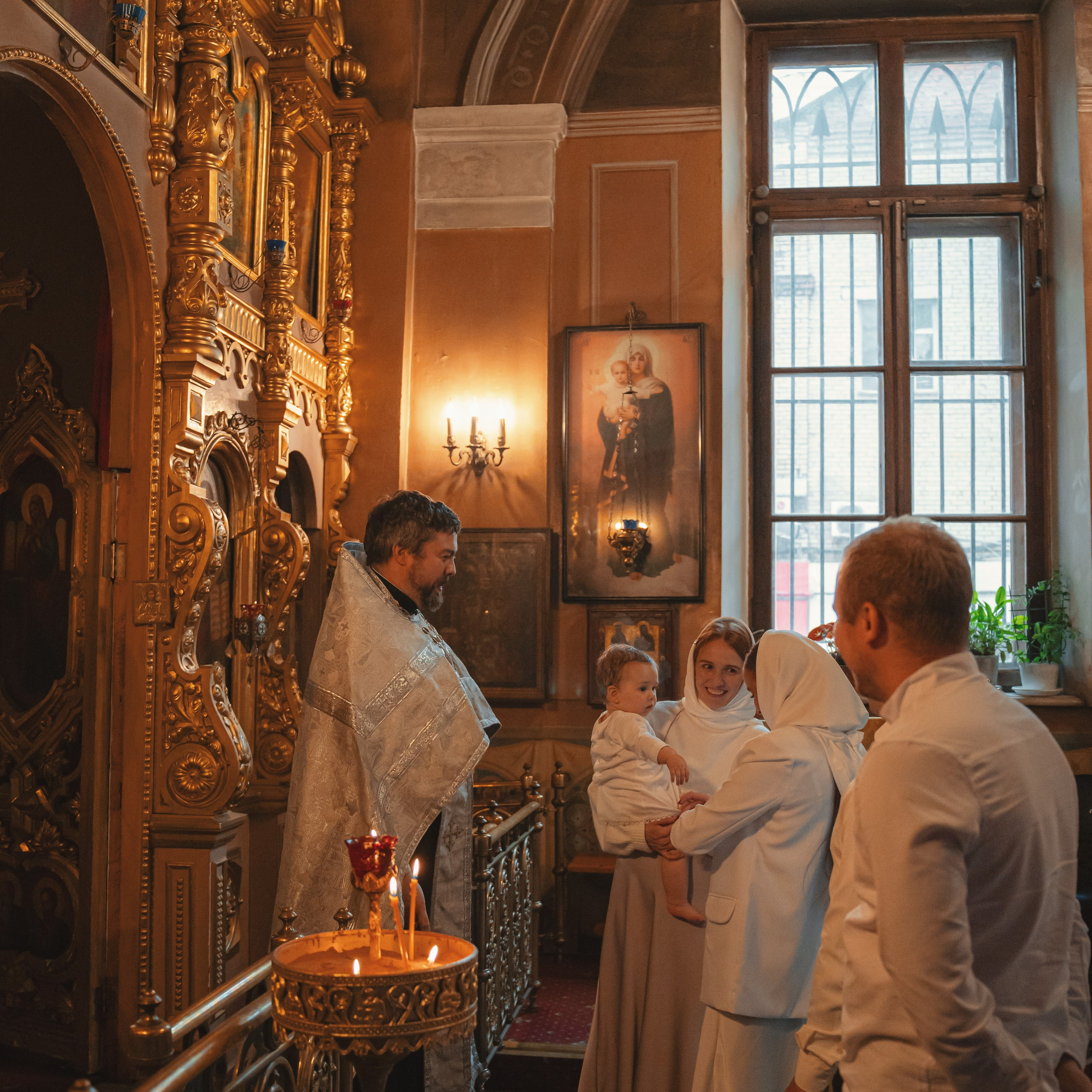 Крещение девочки в Храме Воскресения Словущего в Даниловской Слободе. Семейный фотограф в Москве 📸