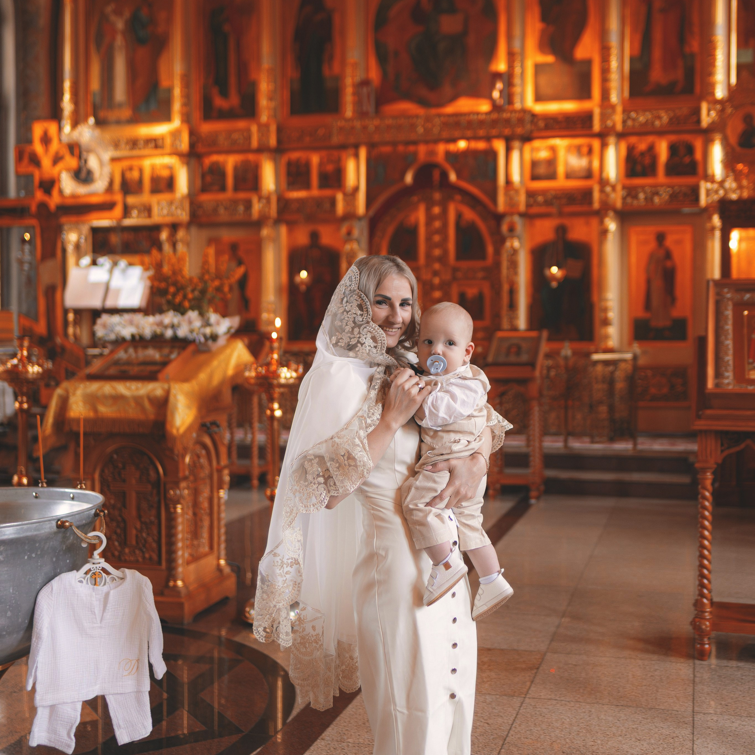 Светлые и душевные фотографии с крещения в Церкви Николая Чудотворца в Ангелово. Семейный фотограф в Москве 📸
