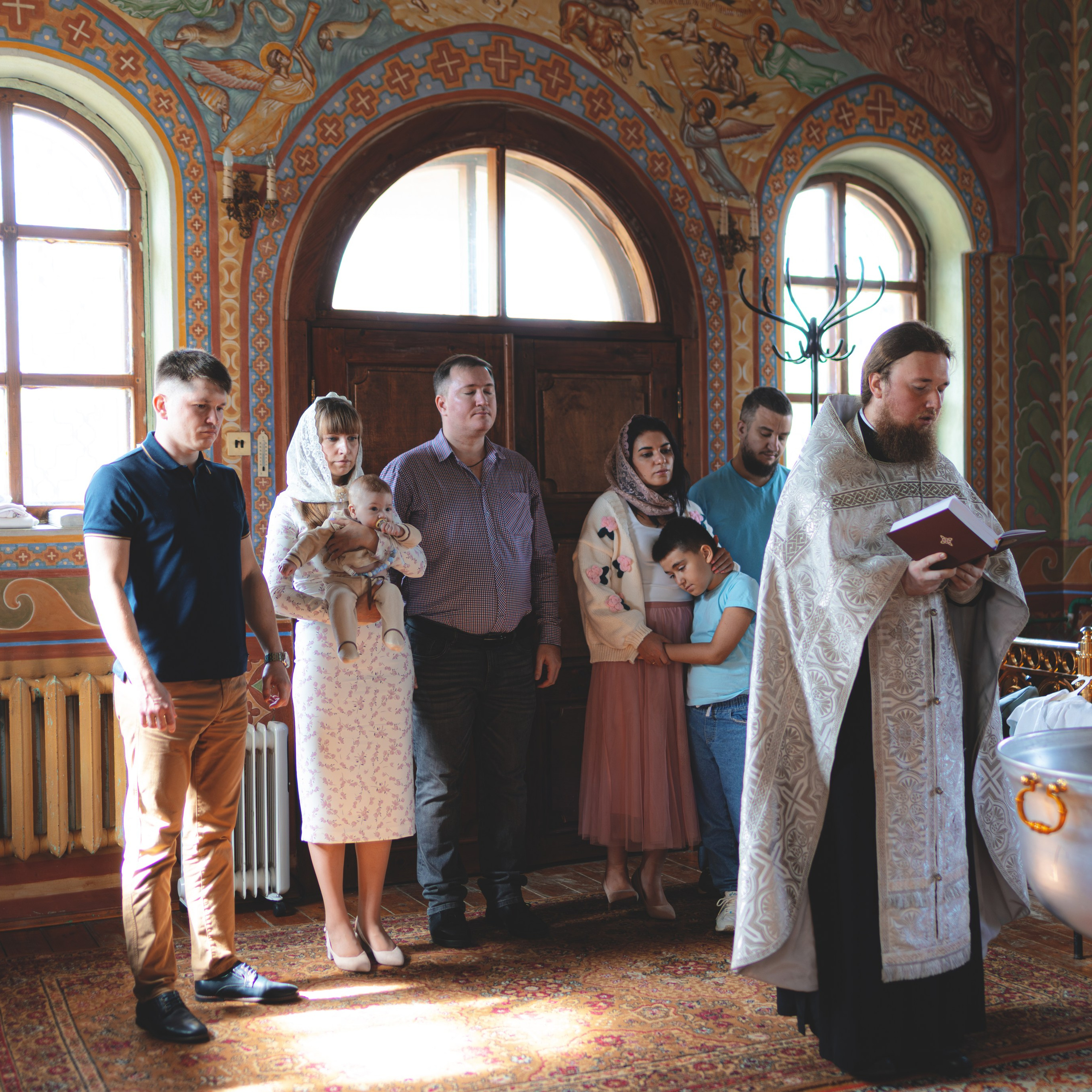 Фотографии с крещения в Церкви Тихона, патриарха Всероссийского. Семейный фотограф в Москве 📸
