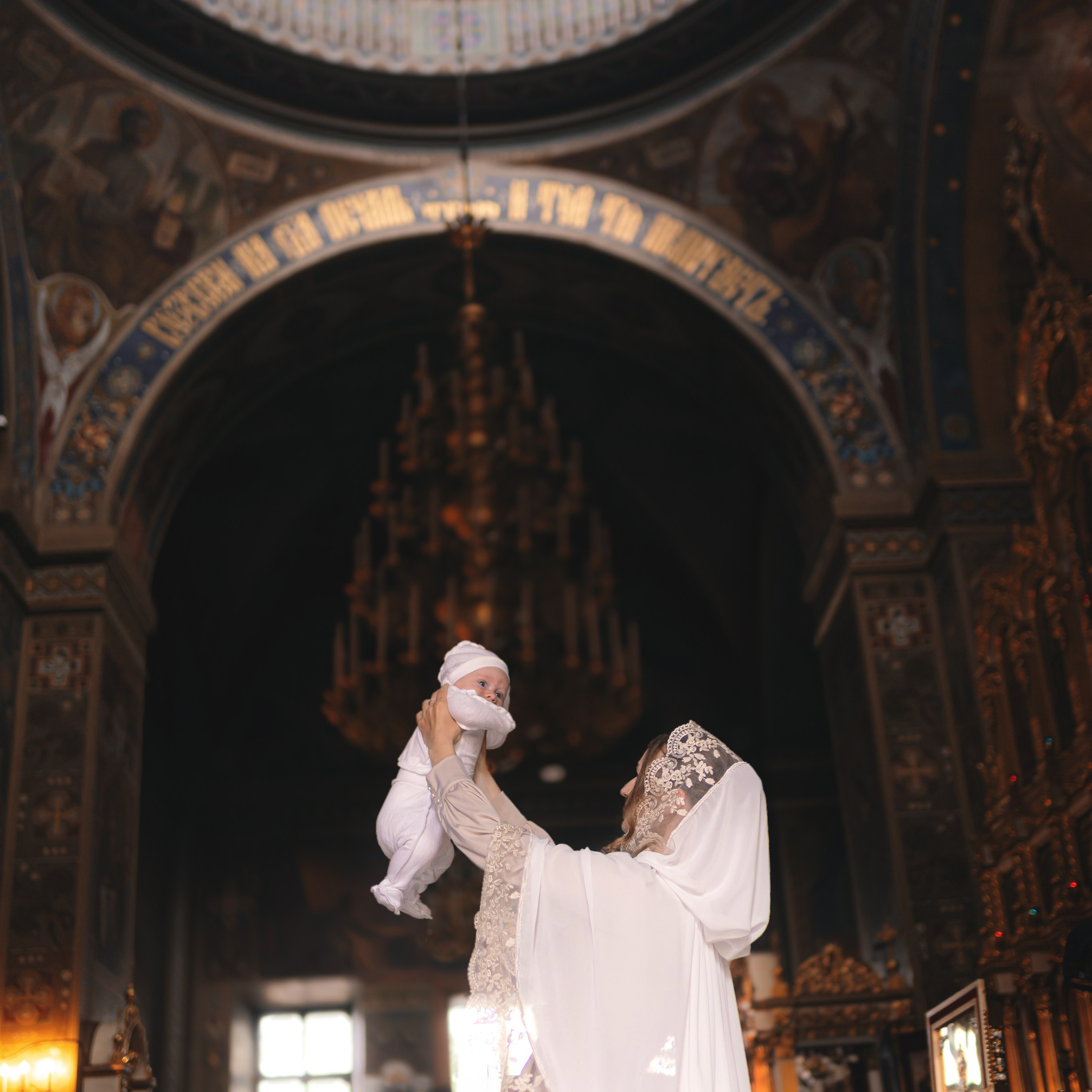 Трогательные фотографии с крещения малыша в Храме Воскресения Словущего в Даниловской Слободе. Семейный фотограф в Москве 📸