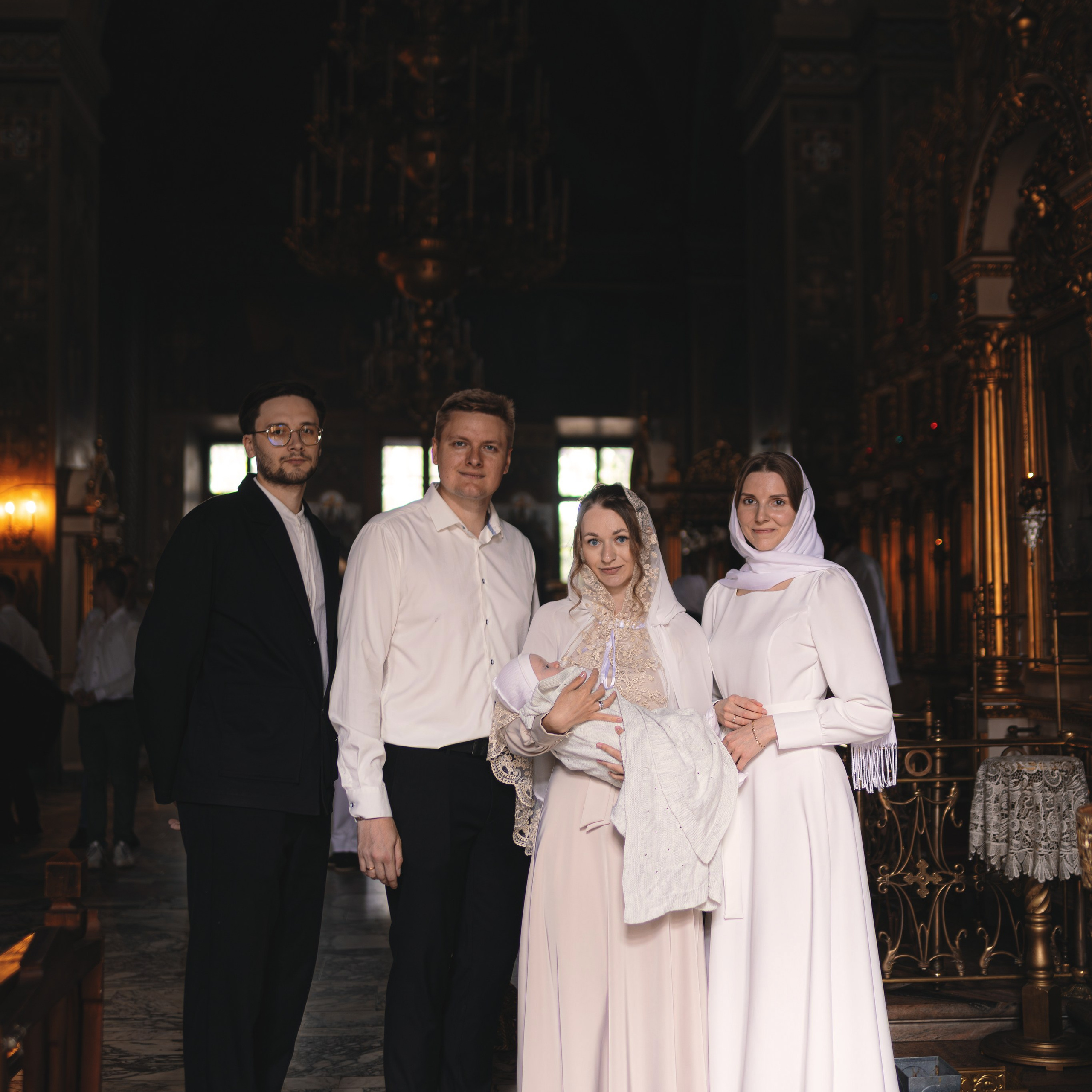 Трогательные фотографии с крещения малыша в Храме Воскресения Словущего в Даниловской Слободе. Семейный фотограф в Москве 📸