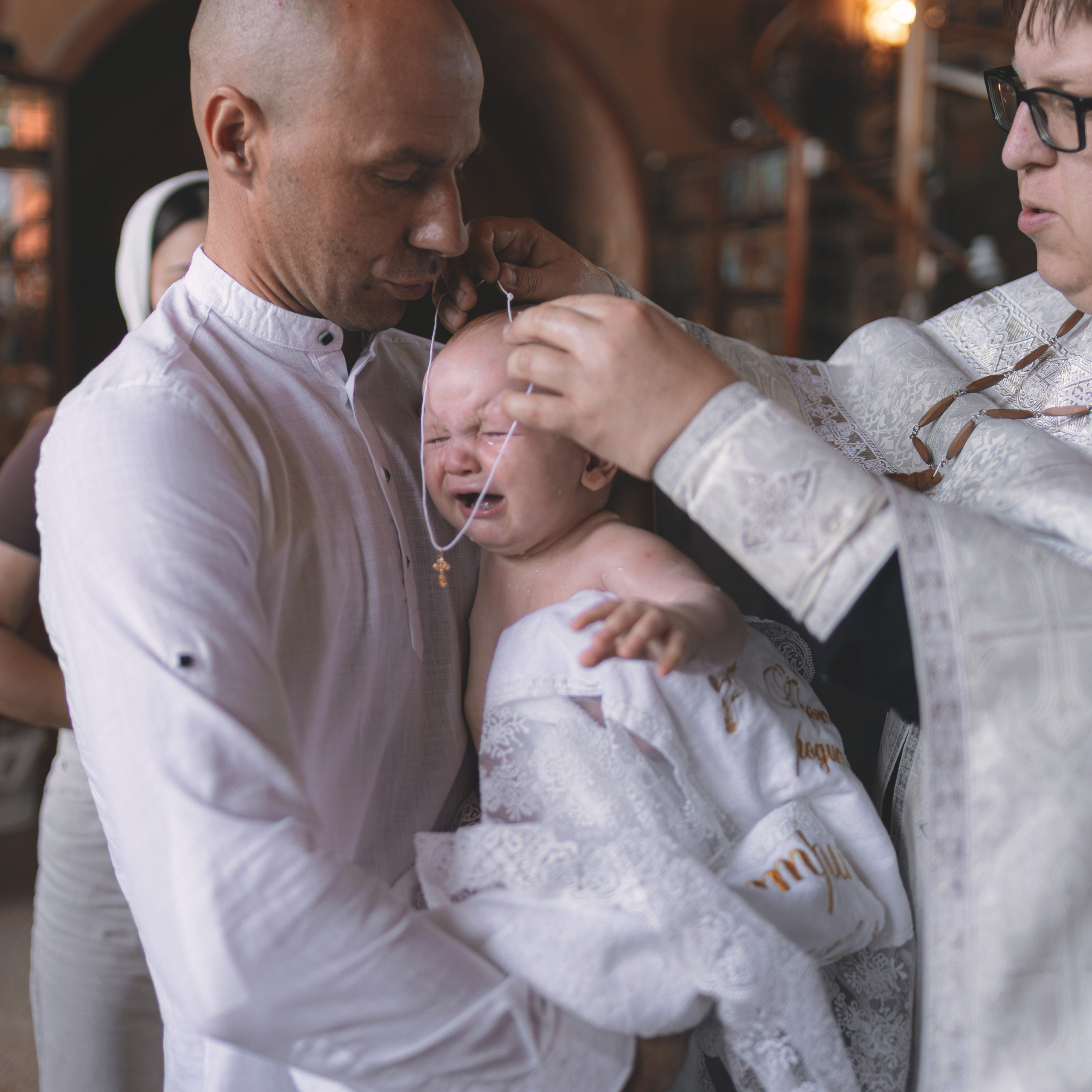 Светлые и душевные фотографии с крещения в Церкви Николая Чудотворца в Ангелово. Семейный фотограф в Москве 📸