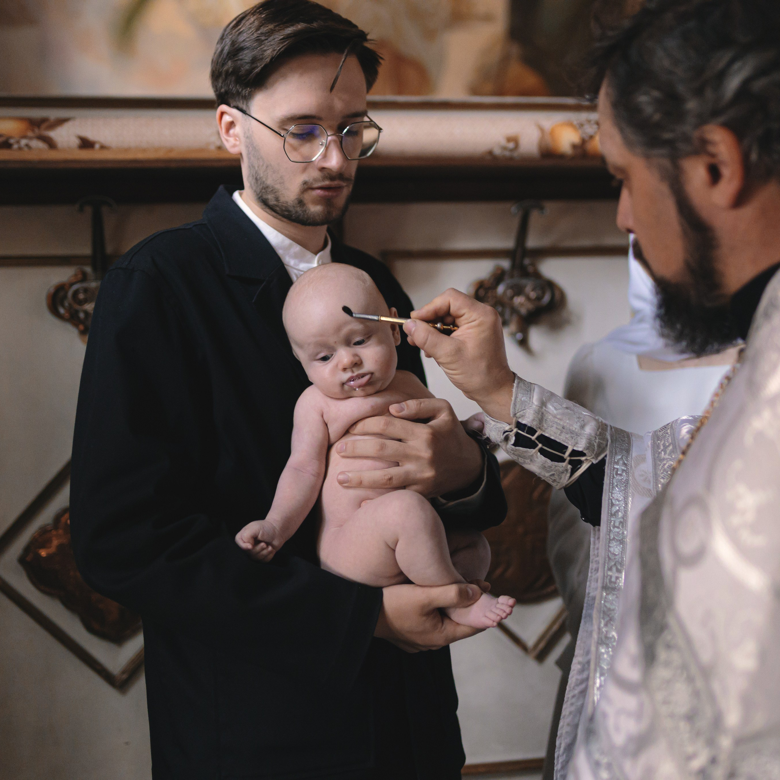 Трогательные фотографии с крещения малыша в Храме Воскресения Словущего в Даниловской Слободе. Семейный фотограф в Москве 📸