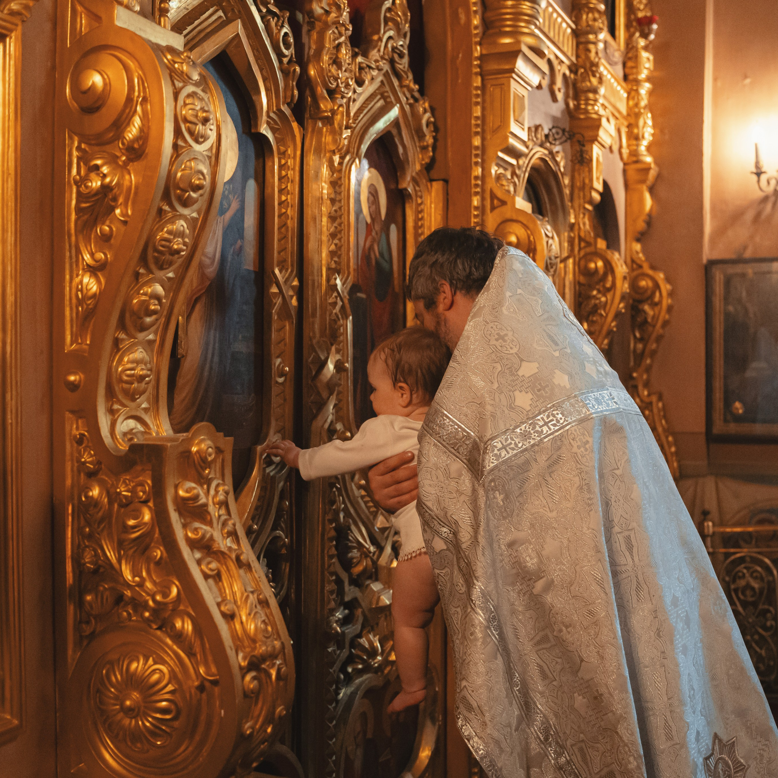Крещение девочки в Храме Воскресения Словущего в Даниловской Слободе. Семейный фотограф в Москве 📸